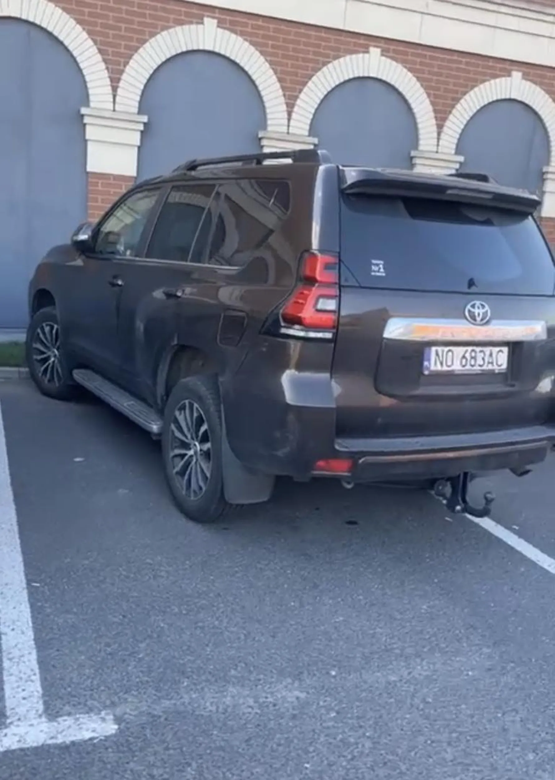 Suv mieści się w jednym miejscu parkingowym, nie trzeba zajmować dwóch… pod samym wejściem…