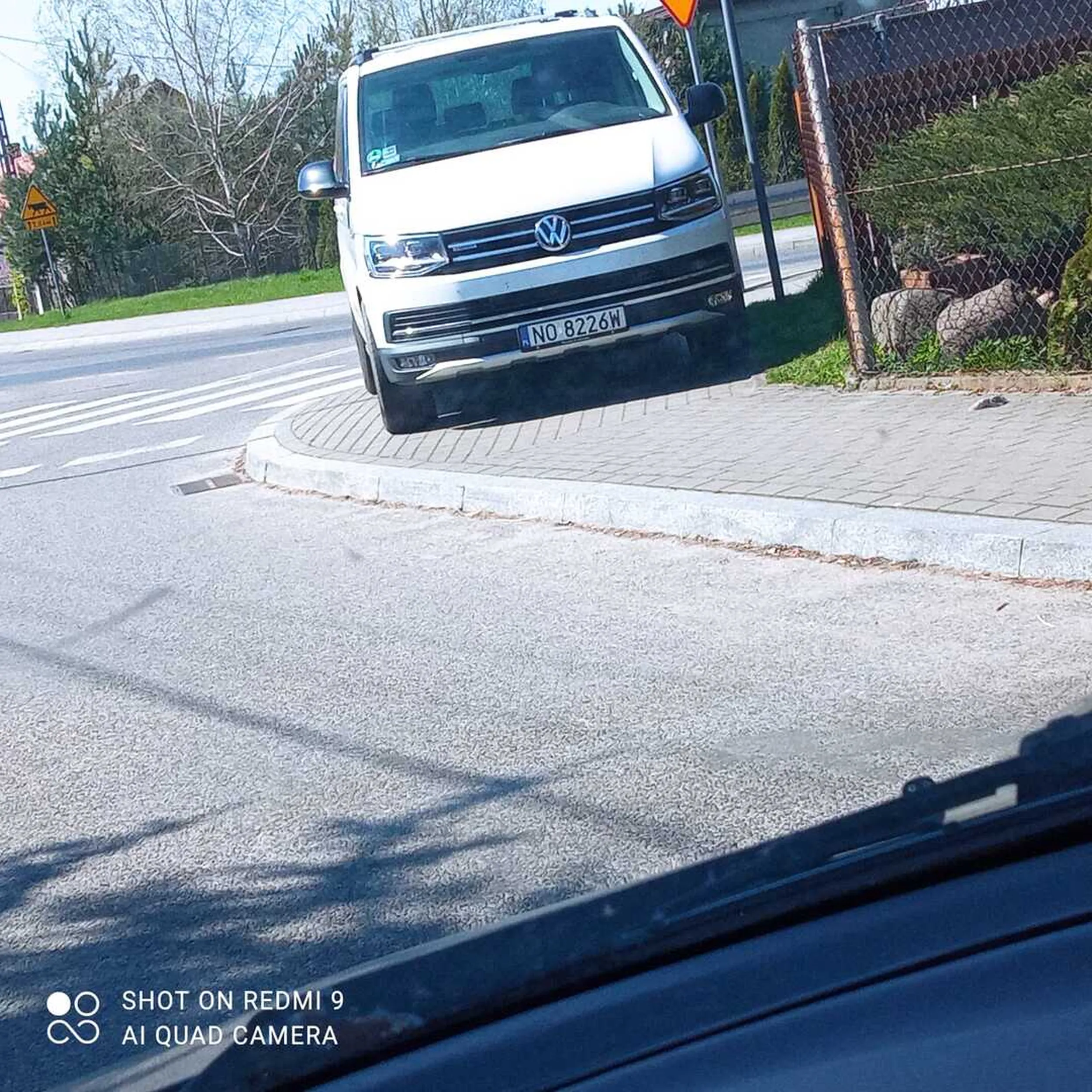 Przed kościołem w Szymanach. Miszcz parkowania.