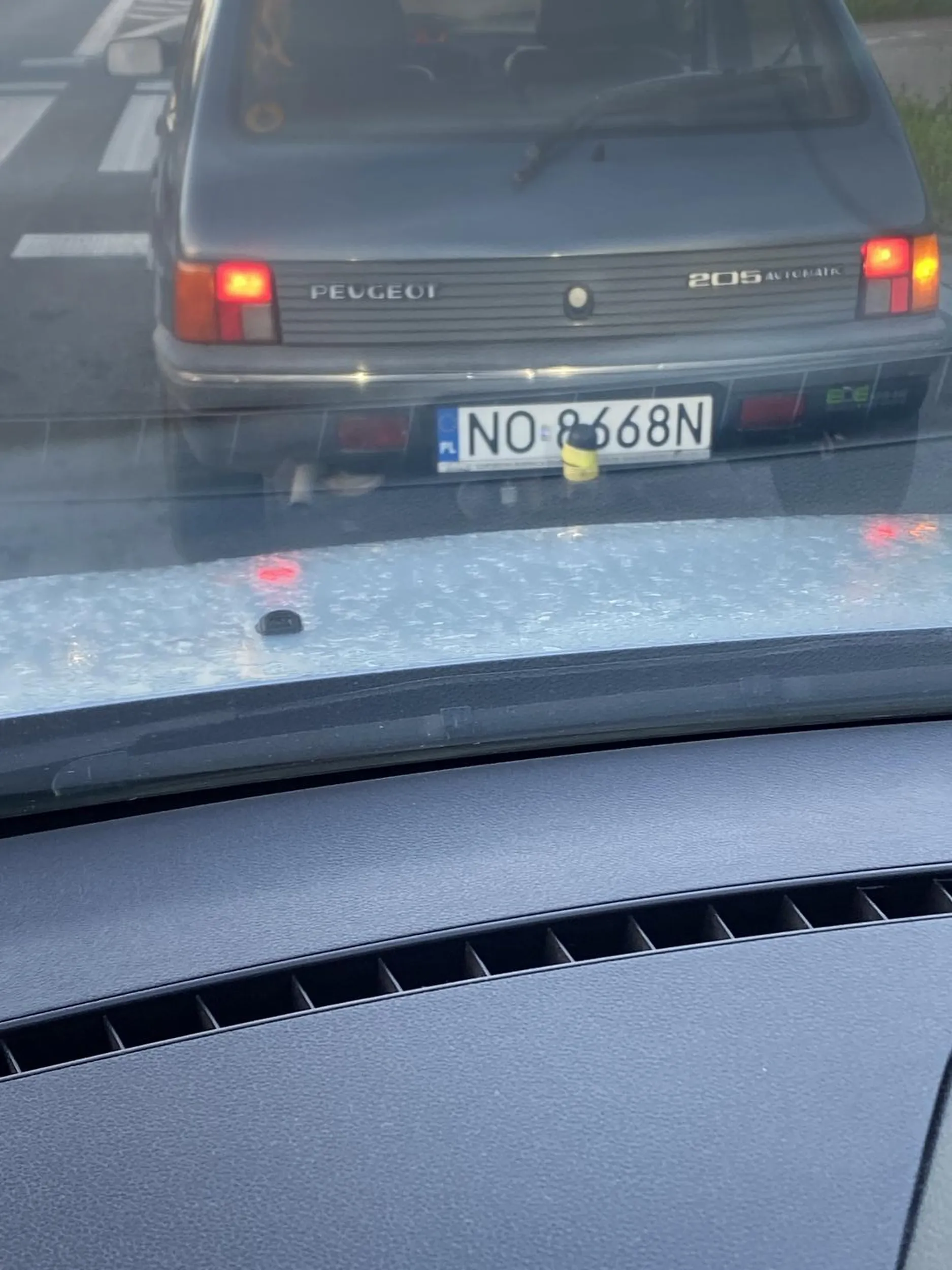 Piratka drogowa, uważajcie bo to całkiem nieadekwatna i nieprzewidywana osoba. Żadnych zasad skrętu w lewo na skrzyżowaniu kolizyjnym, żadne ograniczenia prędkości, a w życiu…. Tym starym wiadrem i z taką kulturą jazdy to powinna mieć zakaz na prowadzenie samochodu dożywotnie.