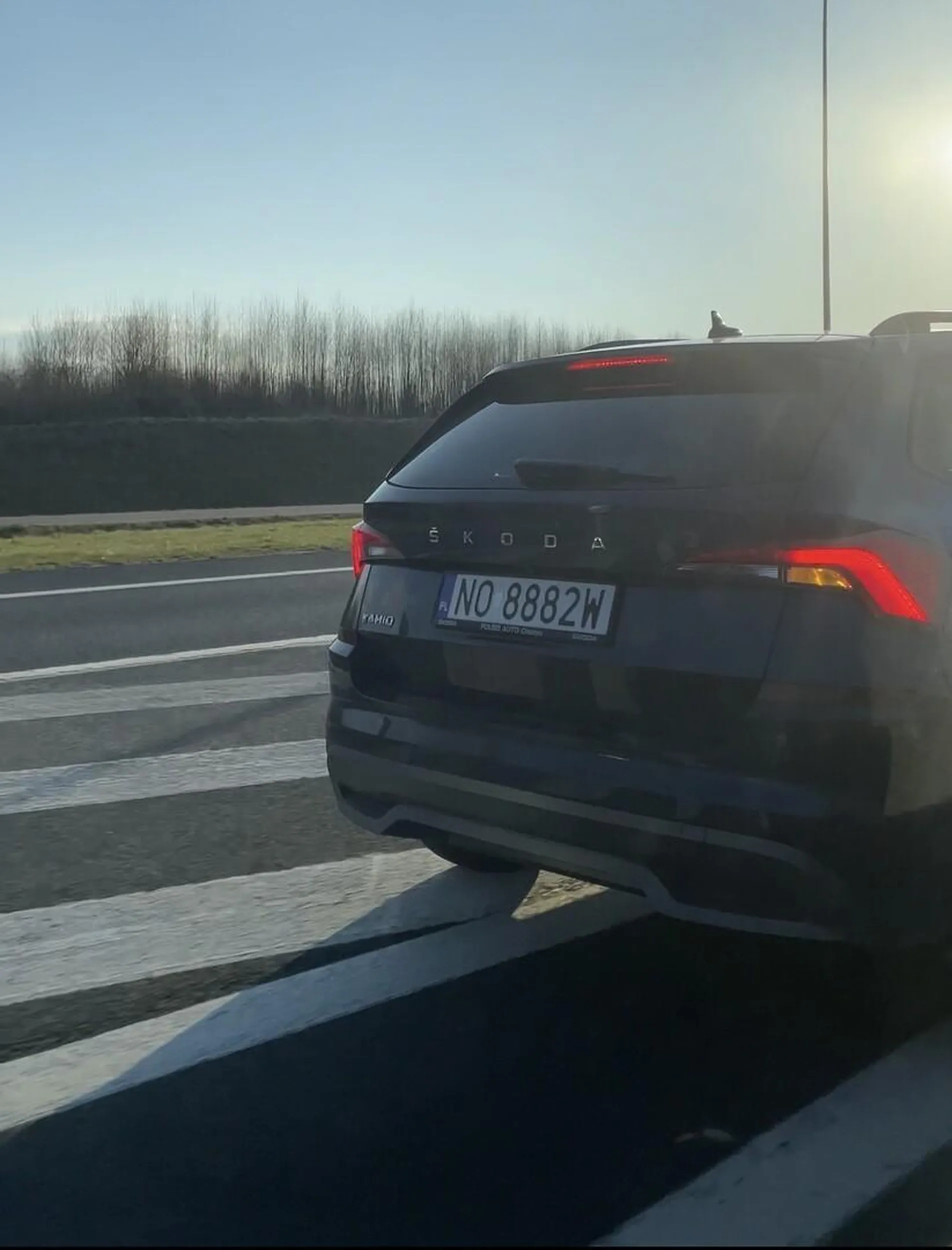 DK 16 Biskupiec - Olsztyn. Koniec dwóch pasów a kobieta wyprzedza dalej. Przez takie kretynki giną właśnie ludzie na drogach. Do garów nie za kółko.