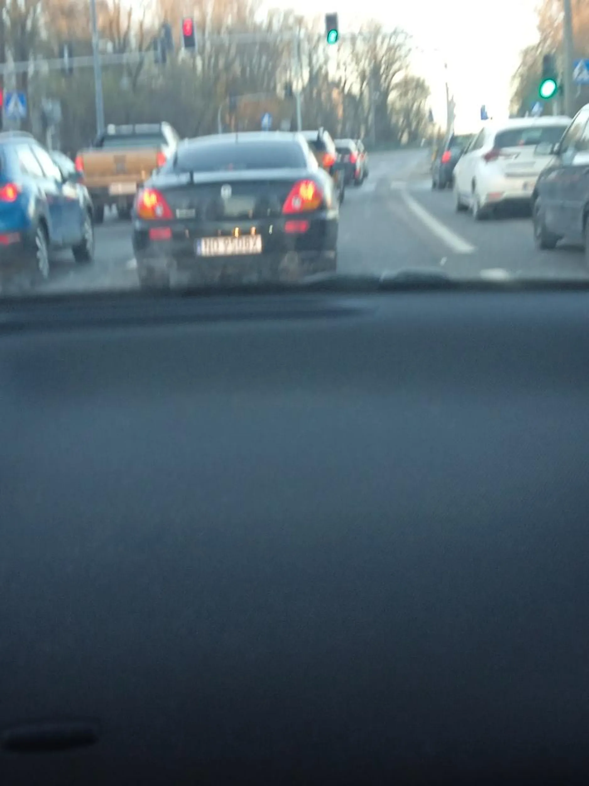 Kierowca bez przerwy zmienia pasy i wyprzedza wszystkich jak szalony  na ulicy Warszawskiej w Olsztynie. O mało co nie uderzył we mnie, na szczęście udało mi się uwiecznić samochód tego chuligana dzięki czerwonemu światłu.