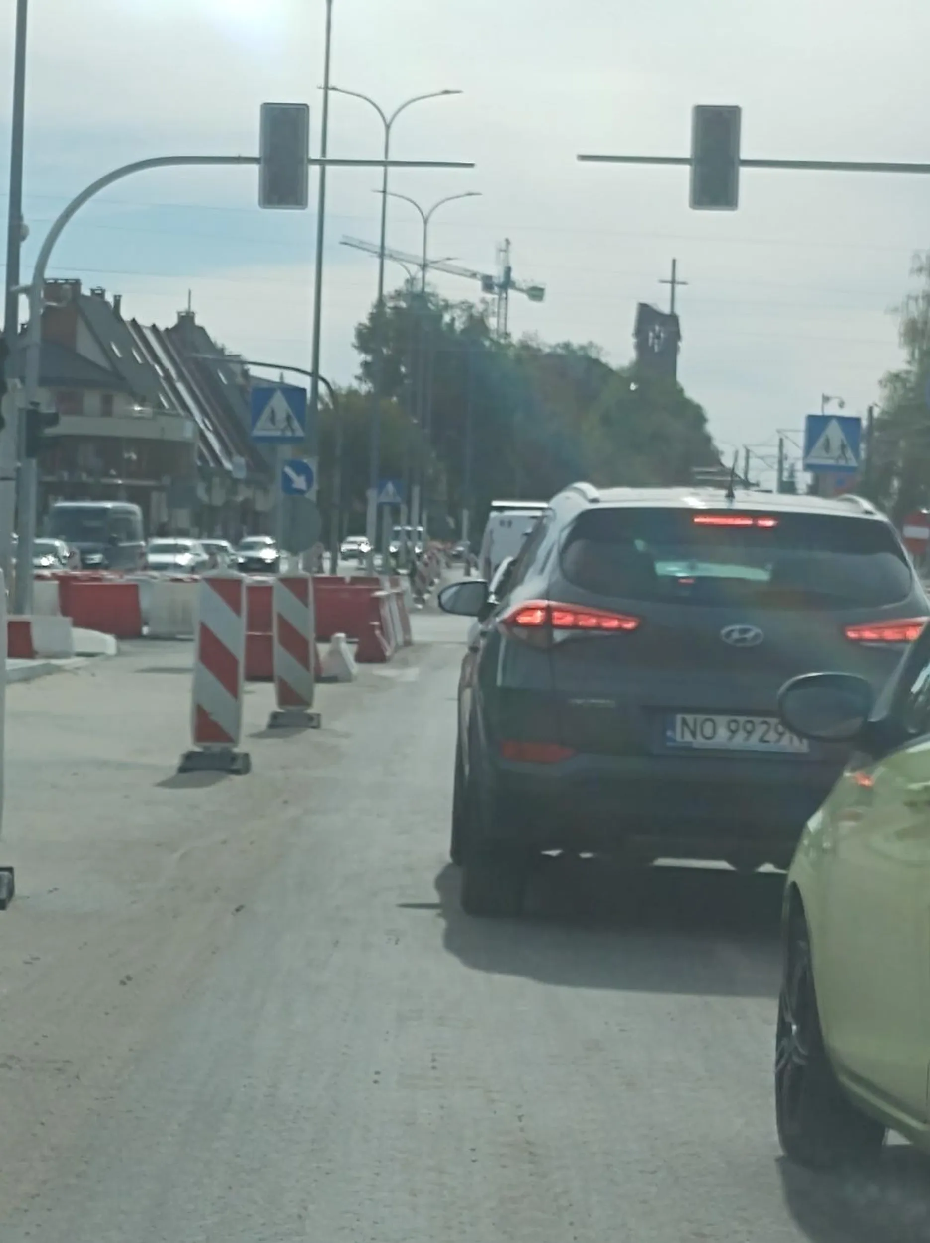 Pan w Hyundaiu zdecydowanie nie ma pojęcia o co chodzi w jeździe "na suwak, gdyż nie po raz pierwszy nie pozwoli na wpuszczenie kogo kolwiek przed siebie.