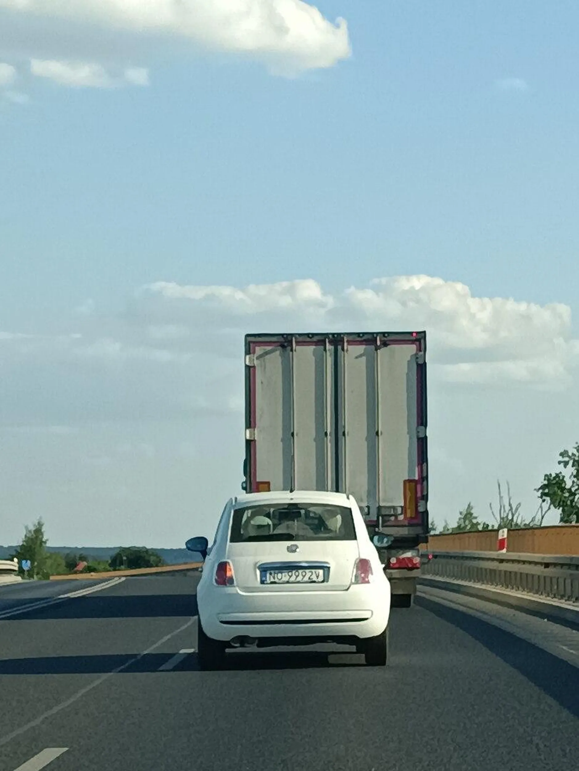 Brak umiejętności jazdy, kierowca stwarza niebezpieczeństwo na drodze, nie stosuje się do przepisów.
