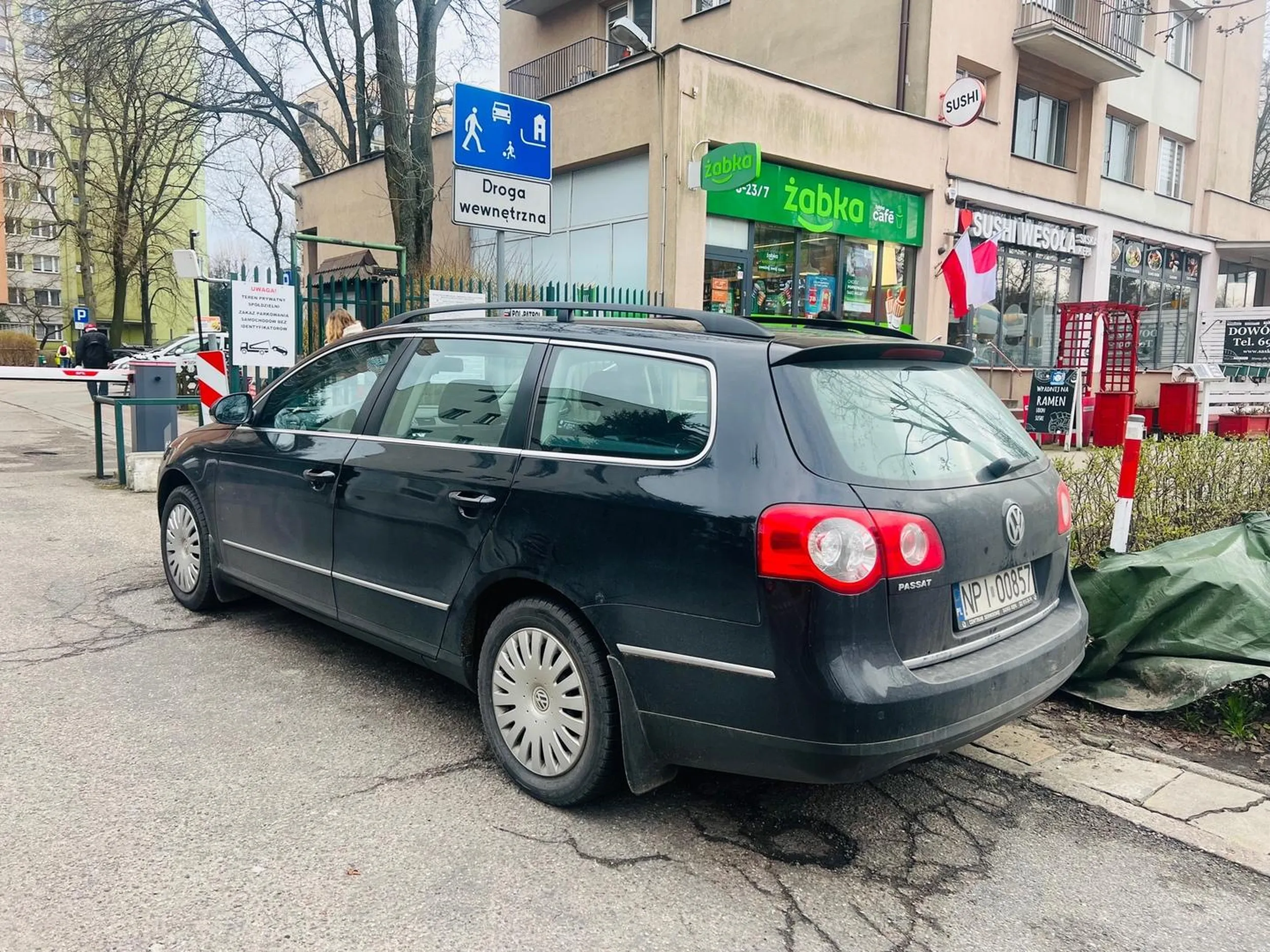 Głupia pipa zostawiła cały chodnik, żeby wyjść na chwilę do sklepu, nikt nie miał przejść łącznie z ledwie człapiąca staruszką, która stoi bezradnie pod doniczkami, czekając aż gwiazda odjedzie.