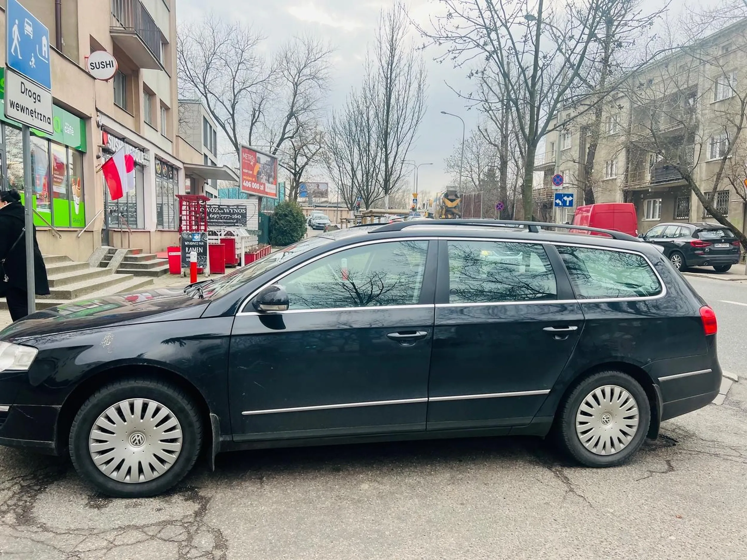 Głupia pipa zostawiła cały chodnik, żeby wyjść na chwilę do sklepu, nikt nie miał przejść łącznie z ledwie człapiąca staruszką, która stoi bezradnie pod doniczkami, czekając aż gwiazda odjedzie.