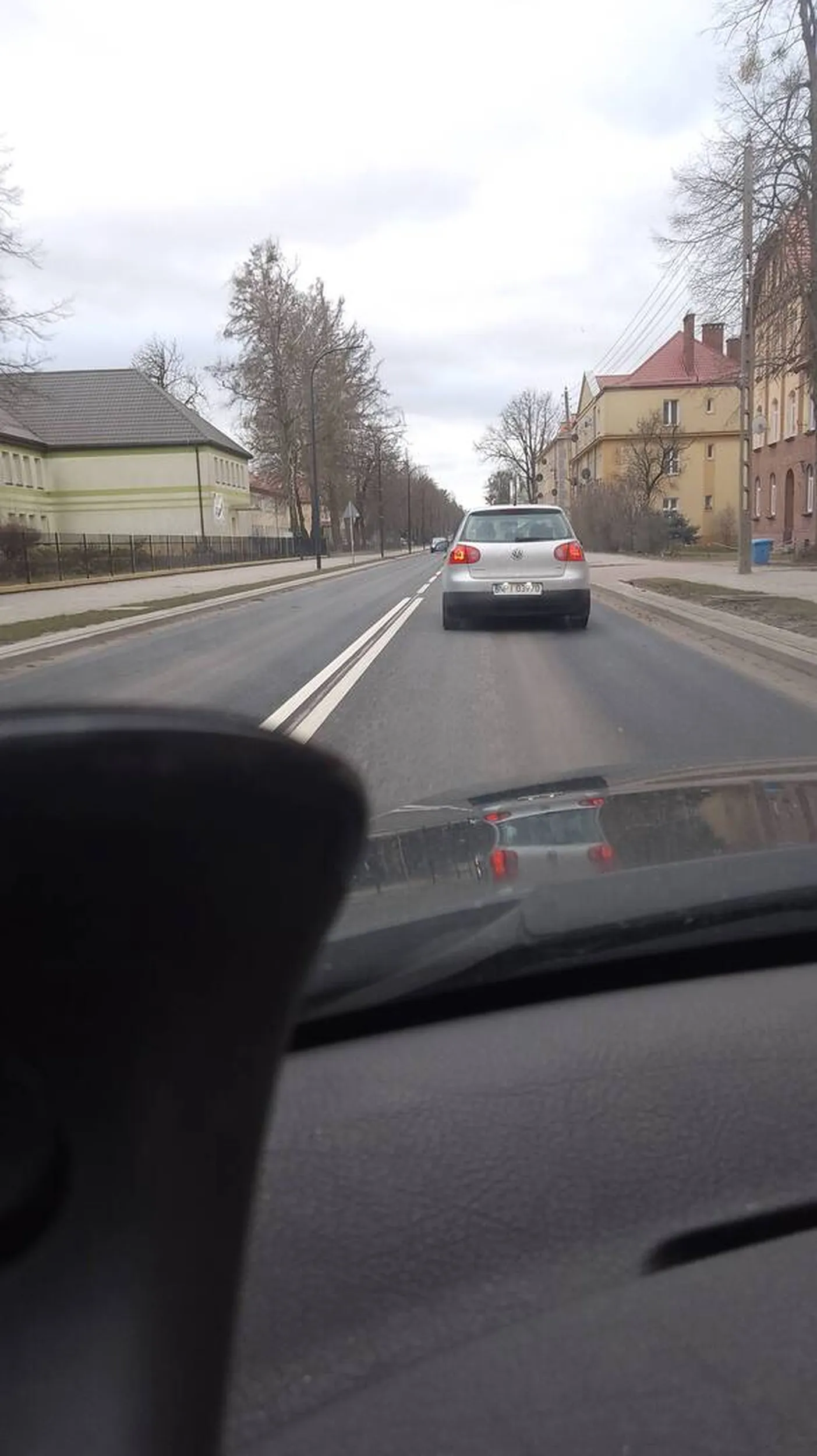 Gościu wymusił, po klaksonie zaczął hamować. Wyskoczył z auta z łapami, ale się przestraszył jak wysiadł większy. Zablokował całą ulicę i zaczął straszyć że ma ludzi w Orzyszu. Ogółem najgorszy przykład agresji drogowej. Uważajcie na niego, bo po klaksonie może Cię pobić. Sprawa zgłoszona na policję.