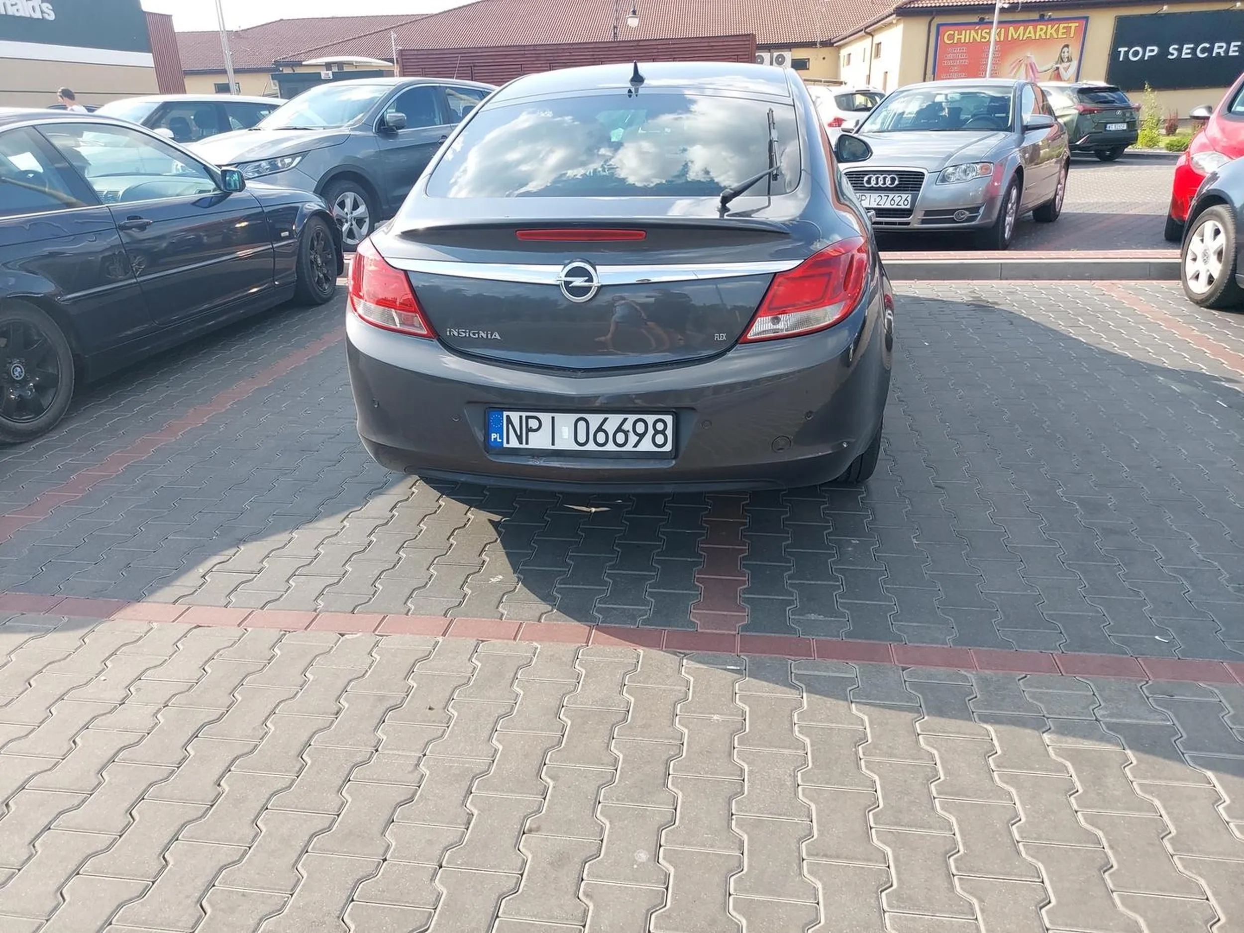 Młode chłopacy parkować nie umieją... masakra pełny parking stoją na 2 miejscach