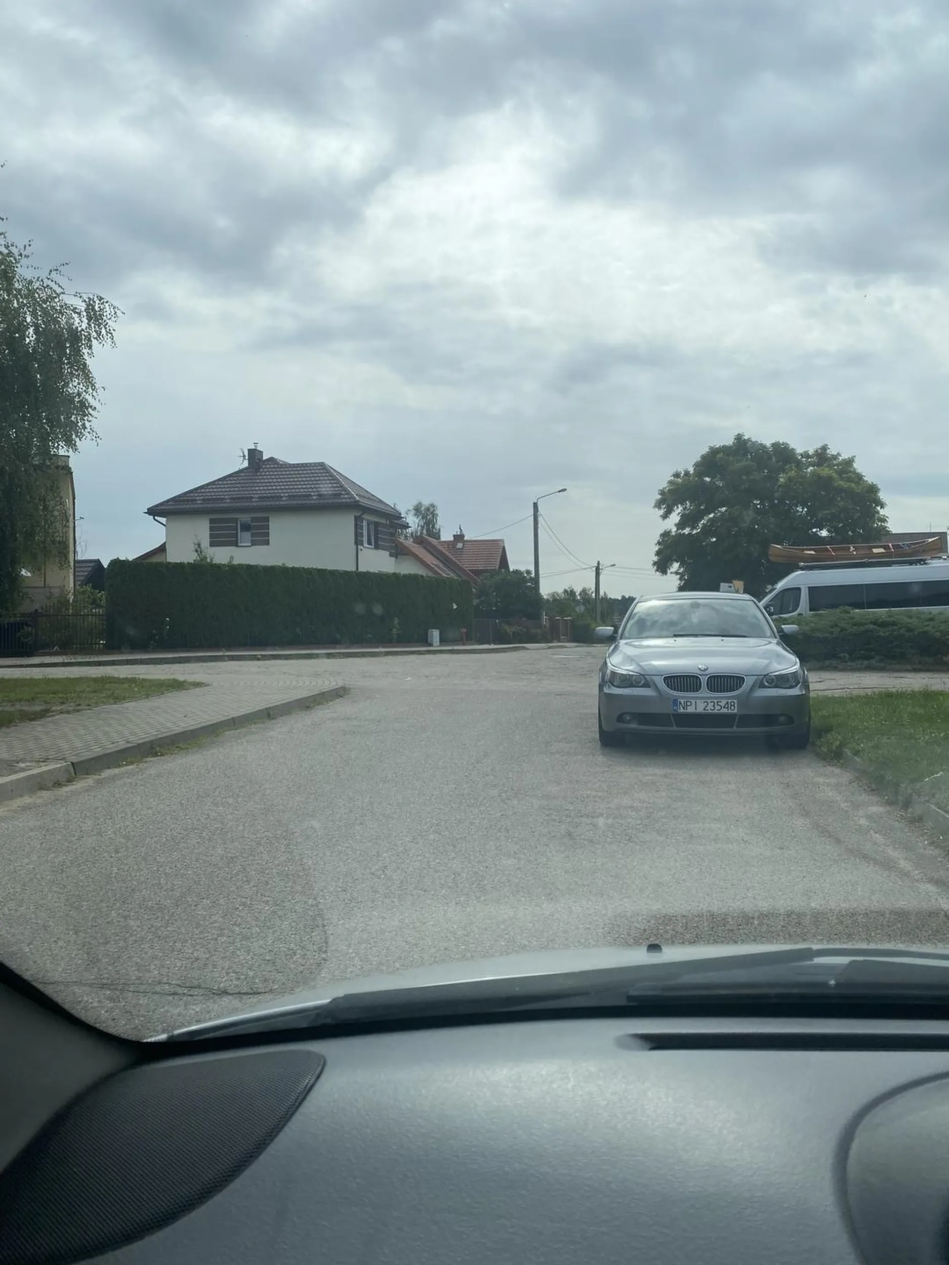 Mistrz parkowania na skrzyżowaniu