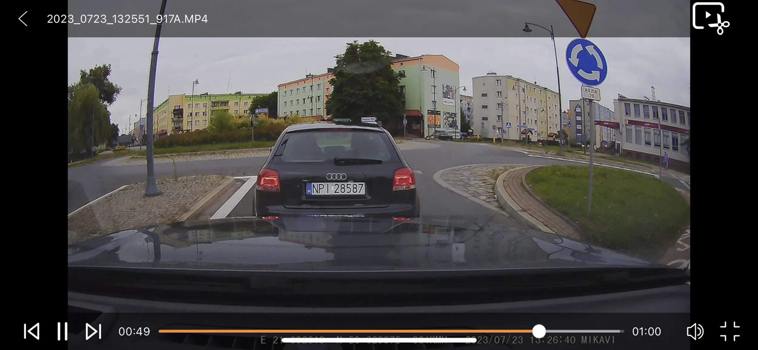 Uwaga na gnoja w starym spróchniały kałdi . Blokuje pas , hamuje w taki sposób aby kierujący za nim uderzył w tył tego trupa . Gdyby nie moja Żona , jego matka miała by syna bez zęba .