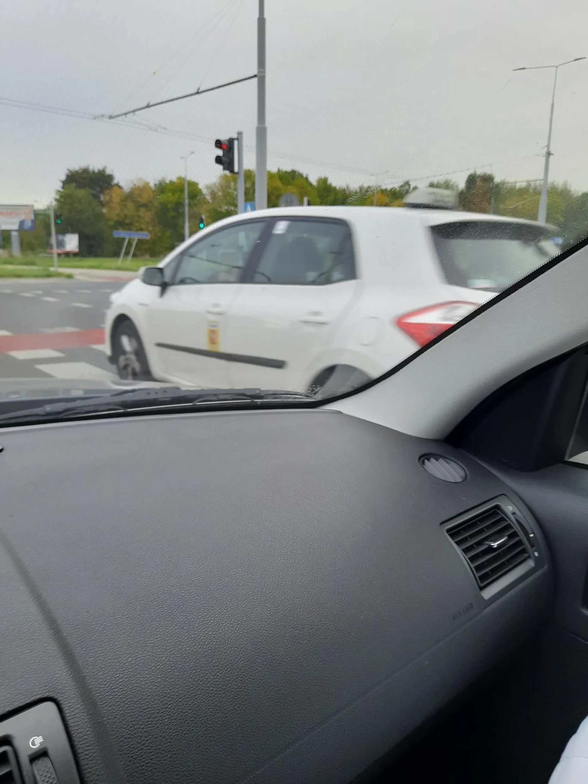 Najpierw wymuszanie a potem jak sie okazuje telefonik w rece i niepatrzenie na drogę, no nic dziwnego w takim razie ze się wyjeżdżało z podporzadkowanej na milimetry z ogromną prędkością na milimetry przed innym autem. Kretyn