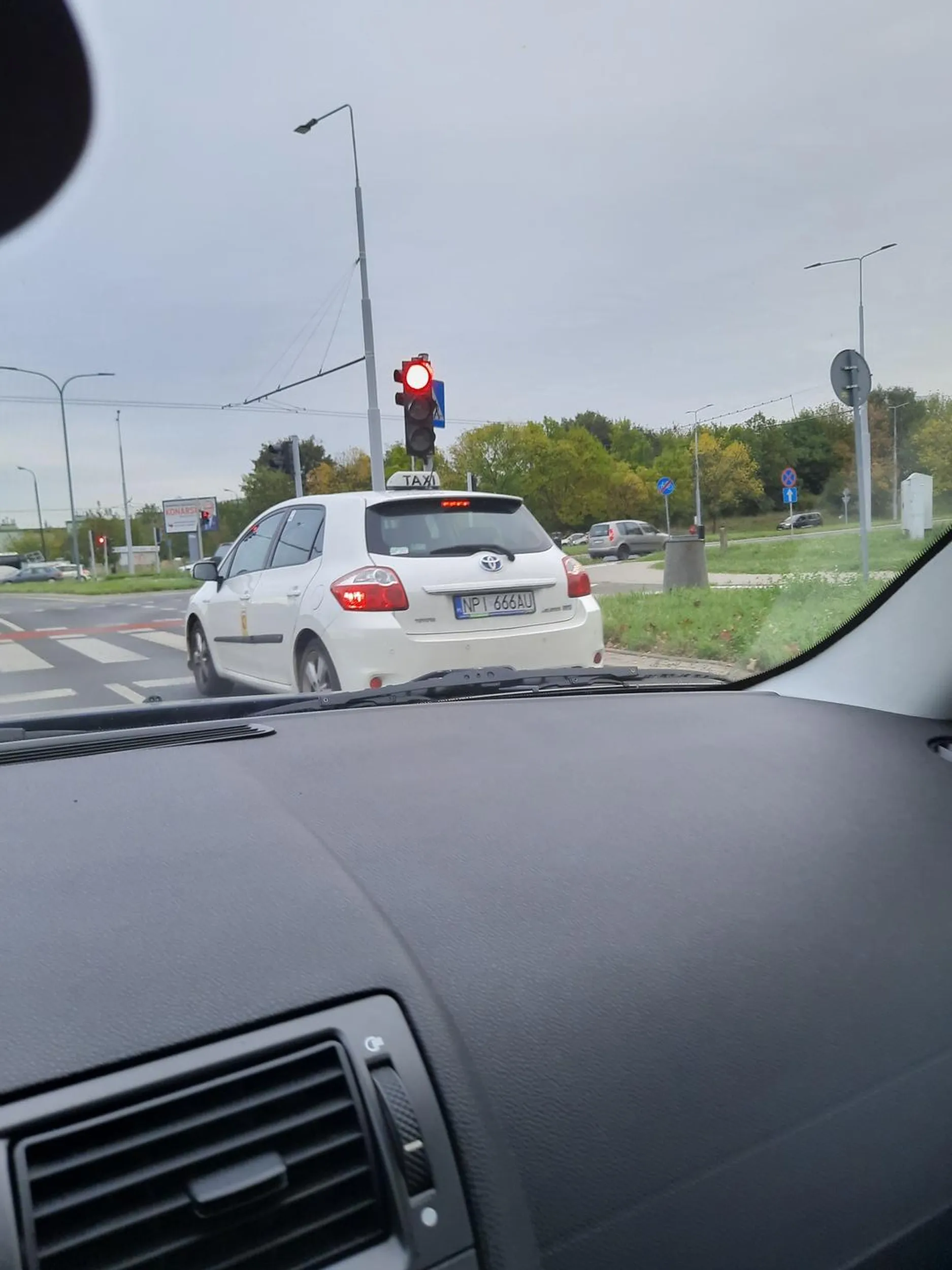 Najpierw wymuszanie a potem jak sie okazuje telefonik w rece i niepatrzenie na drogę, no nic dziwnego w takim razie ze się wyjeżdżało z podporzadkowanej na milimetry z ogromną prędkością na milimetry przed innym autem. Kretyn
