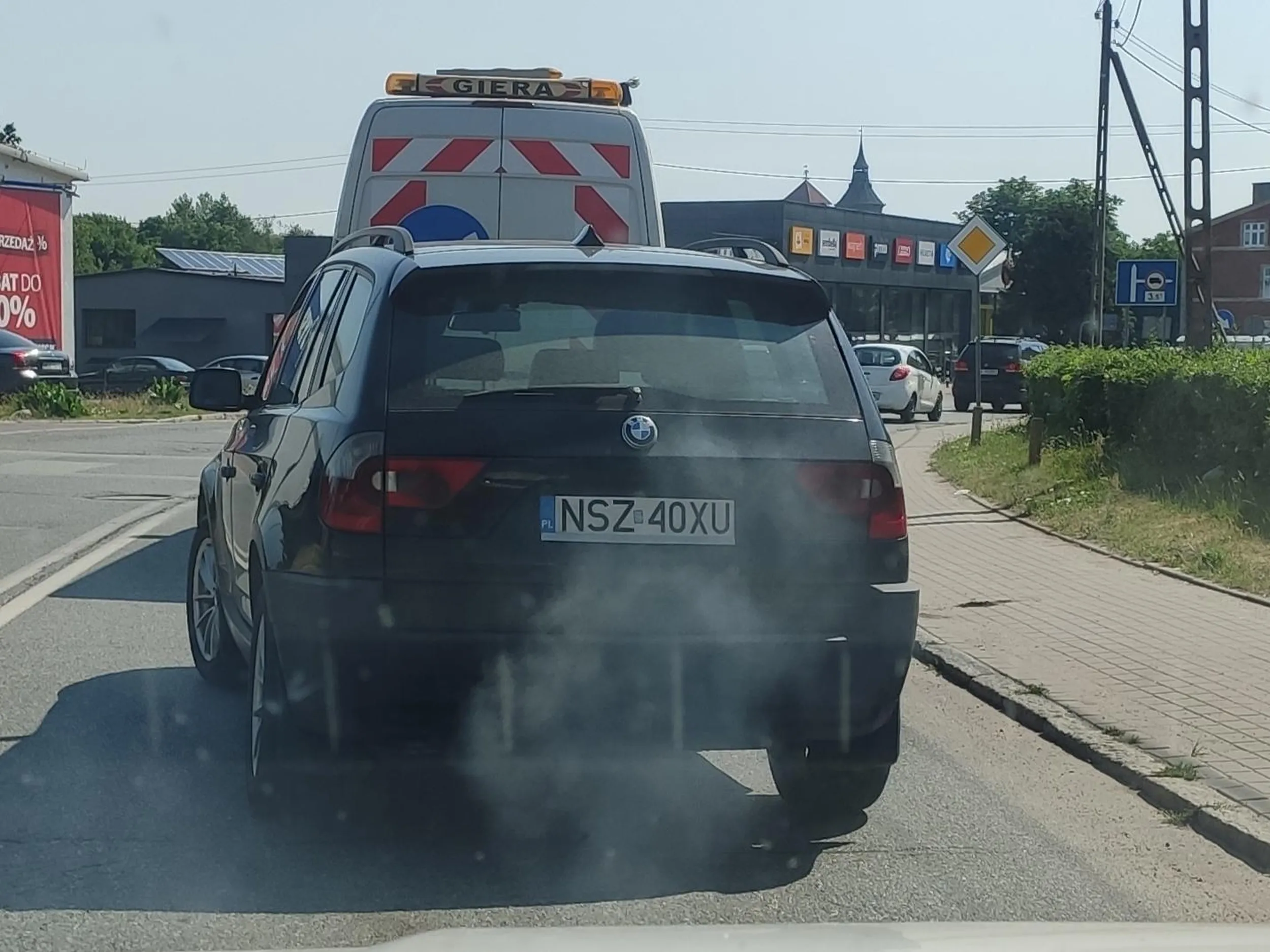 Smrodzi gęstym biały dymem ale beemwu musi być.