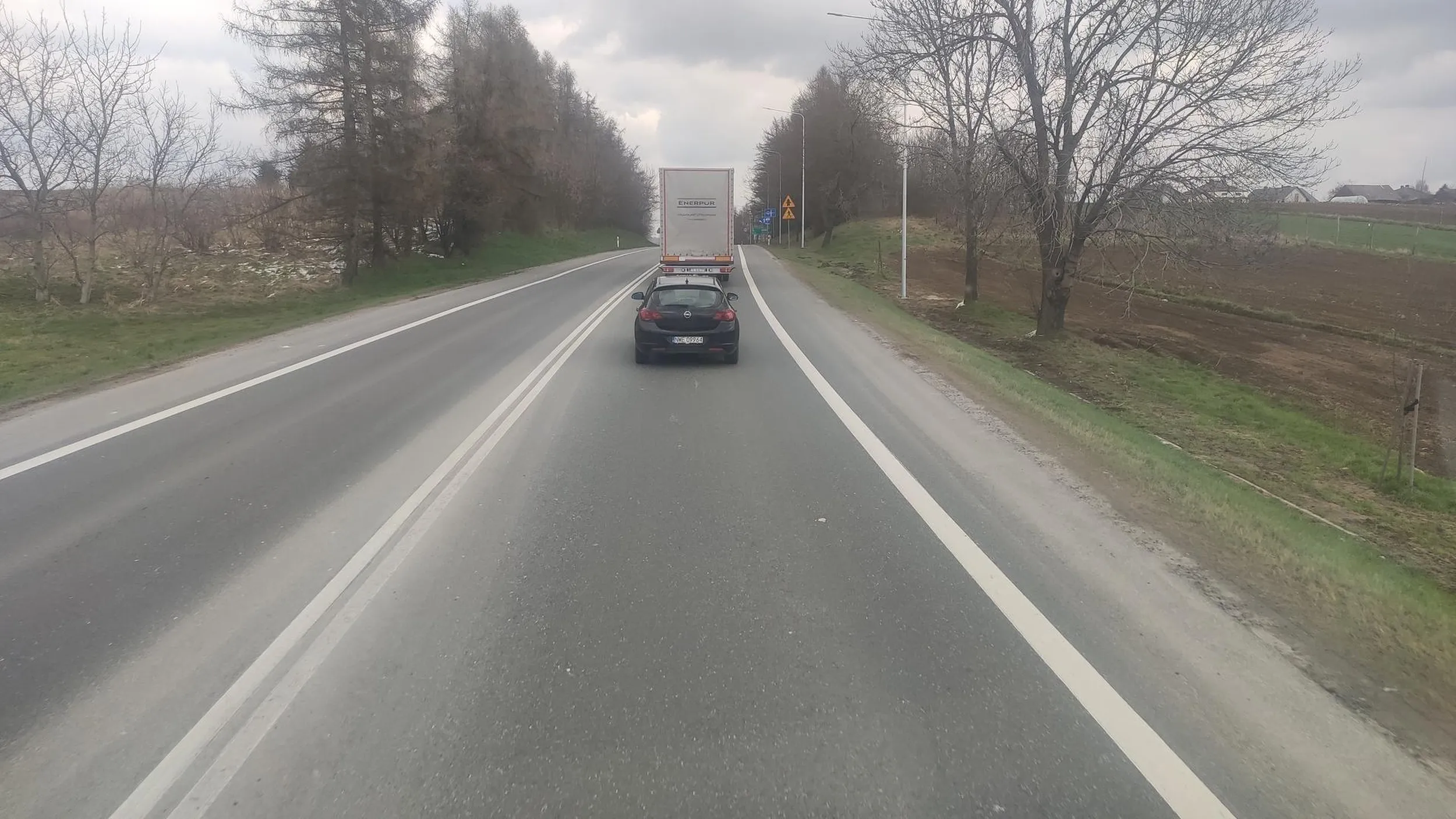 Wyjazd ze stacji benzynowej bez użycia pasa rozbiegowego wprost przed kolumnę rozpędzonych samochodów, ostre hamowanie, towar uszkodzony, dumny z siebie myślący inaczej pozdrawia wszystkich rodkowym palcem