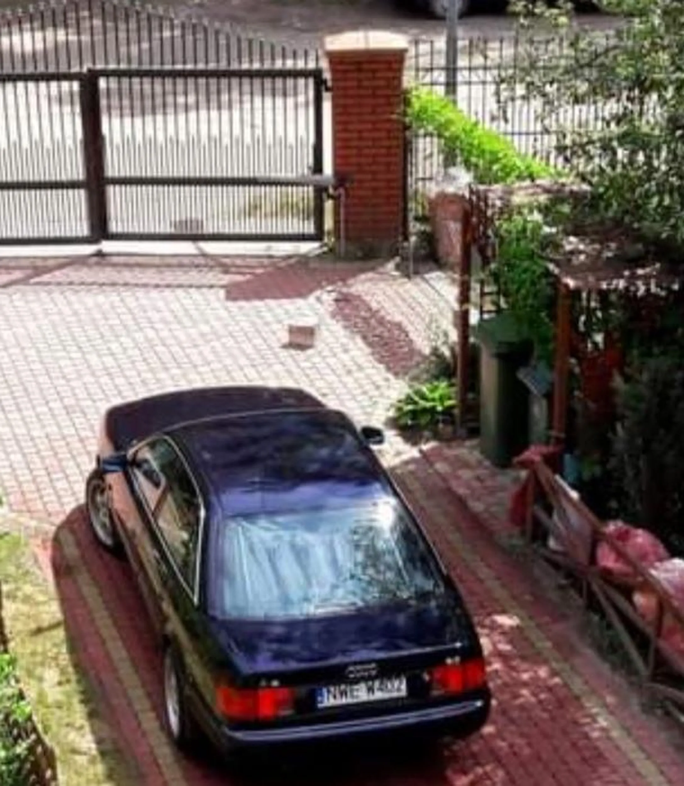 Kierowca zatarasowal wyjazd z posesji. Jezdzi po okolicy jak wariat ze zdemontowany środkowym tłumikiem.