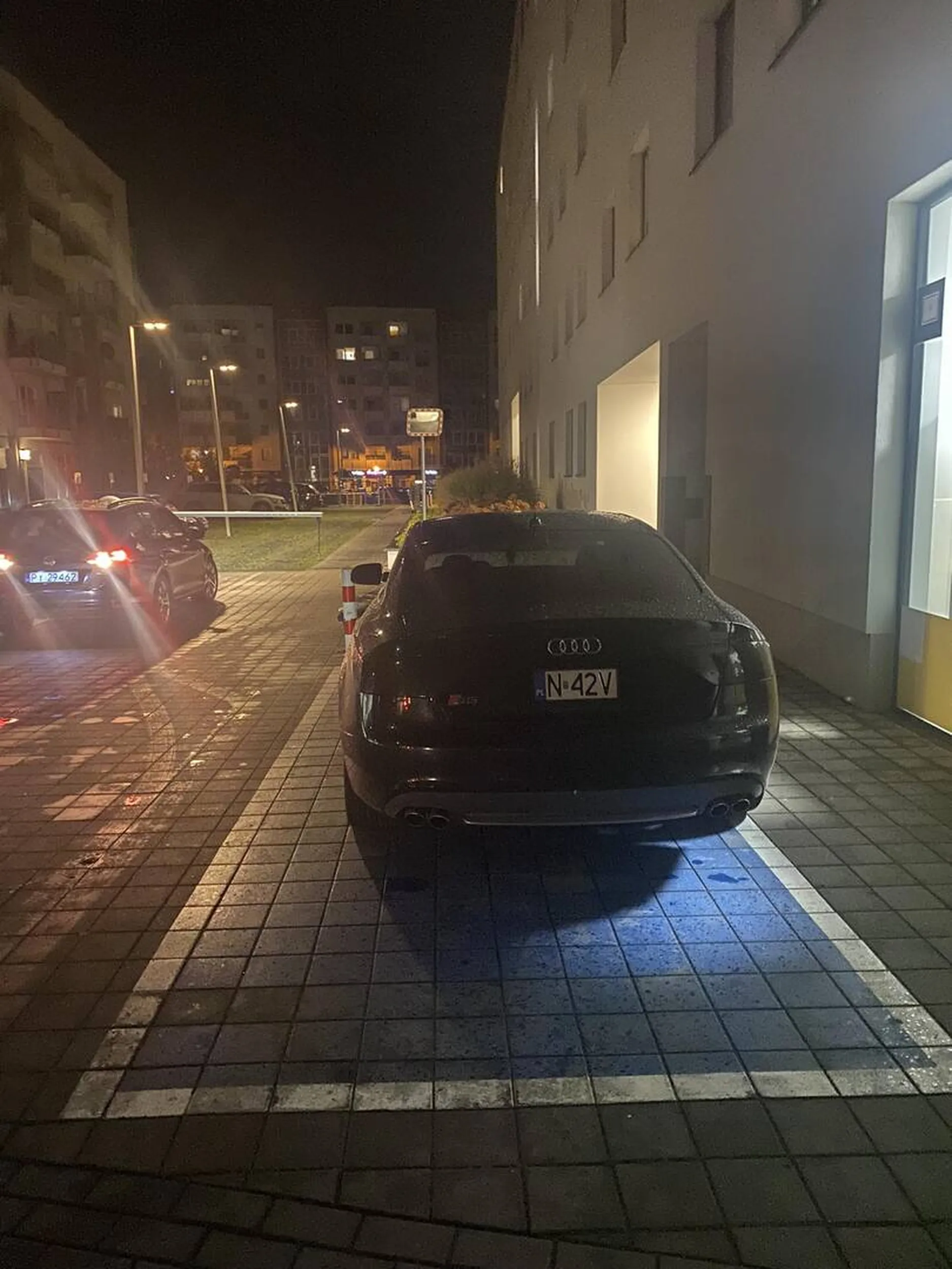 Parkuje na miejscu dla niepelnosprawnych