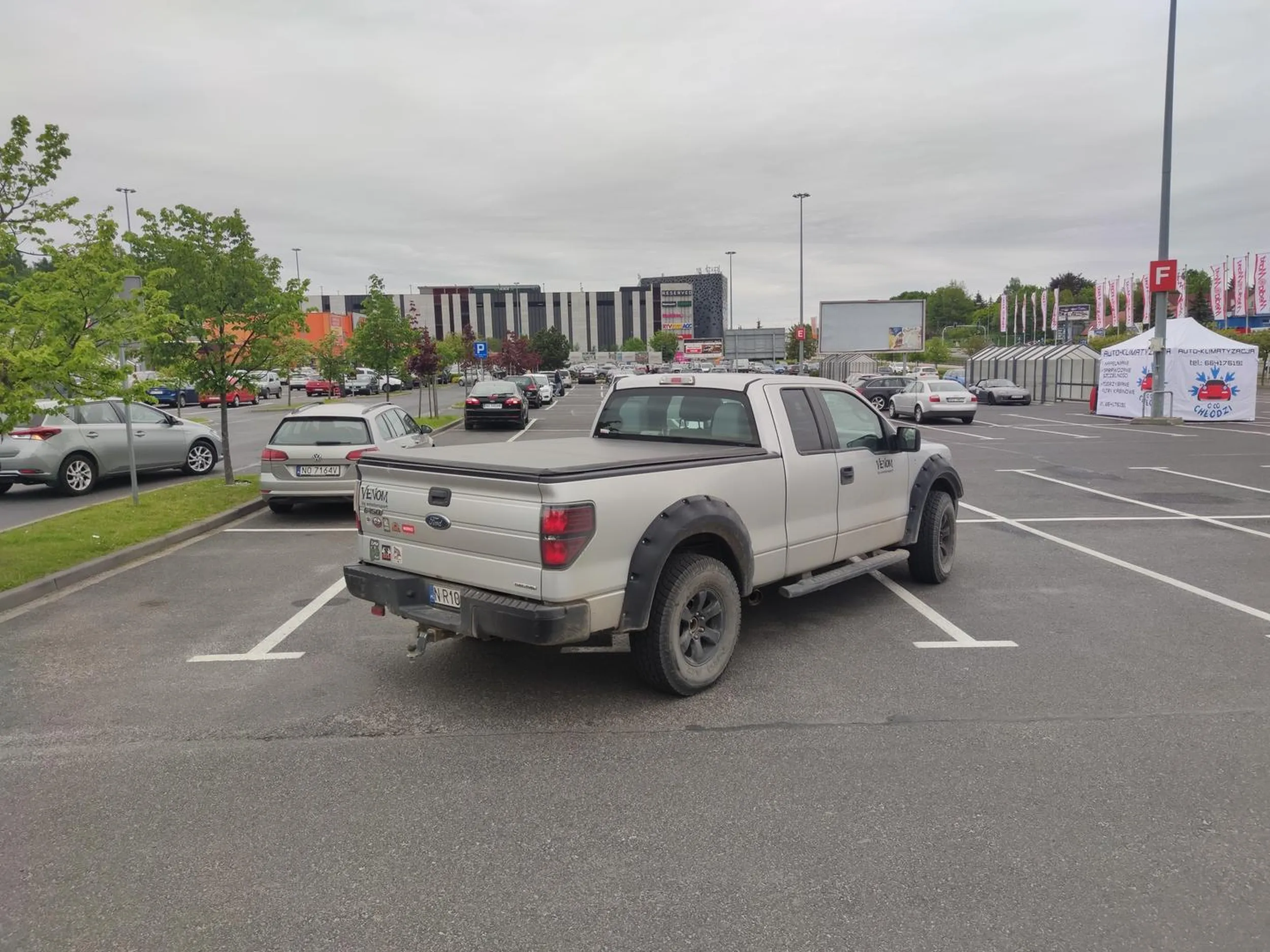 Szanowny kierowca urządził sobie parking VIP. Nieładnie.