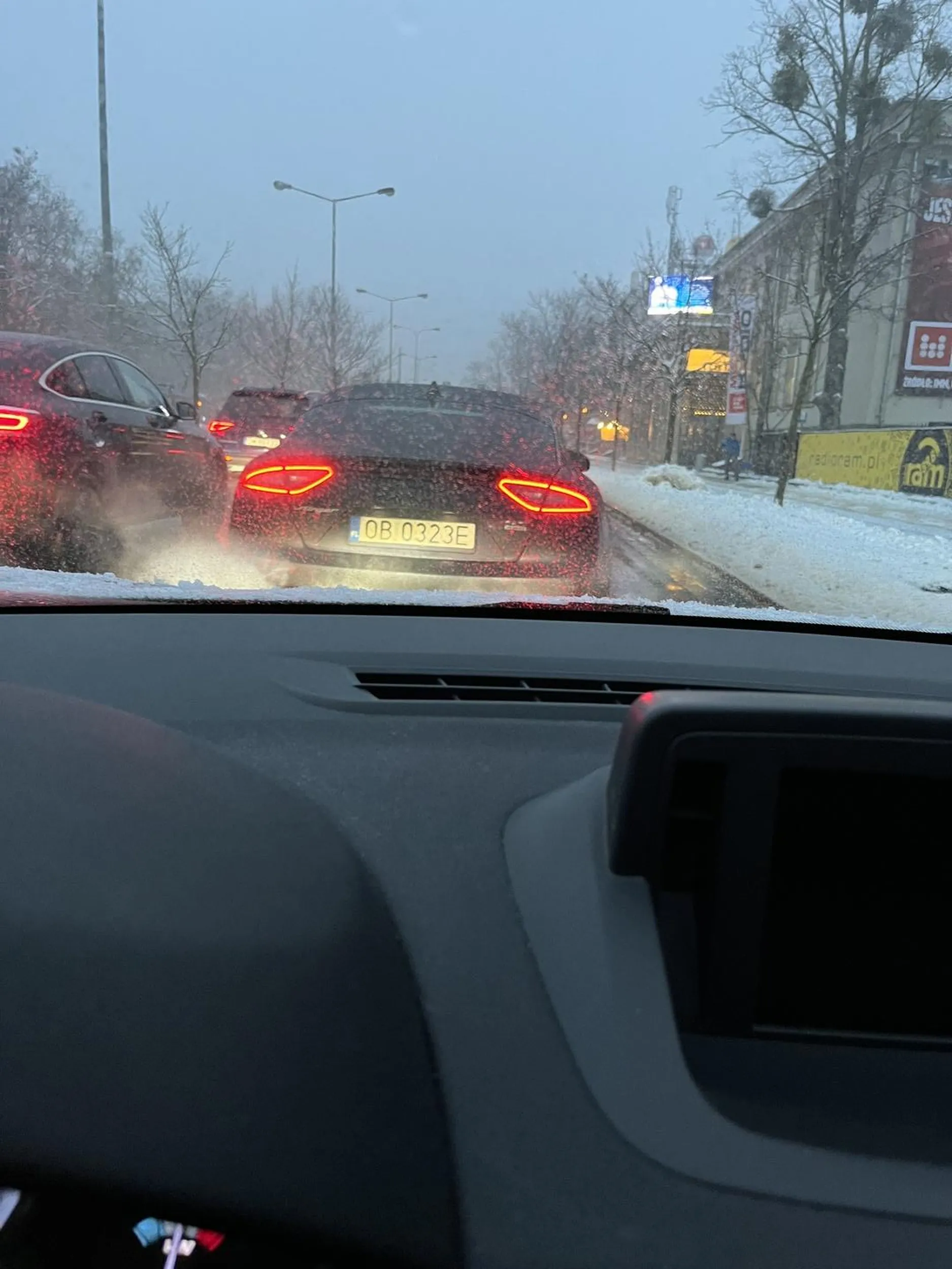 Dziś chyba skończył się mu płyn do kierunkowskazów, zaś asystent utrzymanka pasa ruchu na pewno szwankuje - auto krążyło między prawym i lewym pasem, na chwilę nawet jechało środkiem, blokując oba. Smutne to - należałoby skierować samochód na SKP lub kierowcę na testy psychologiczne.