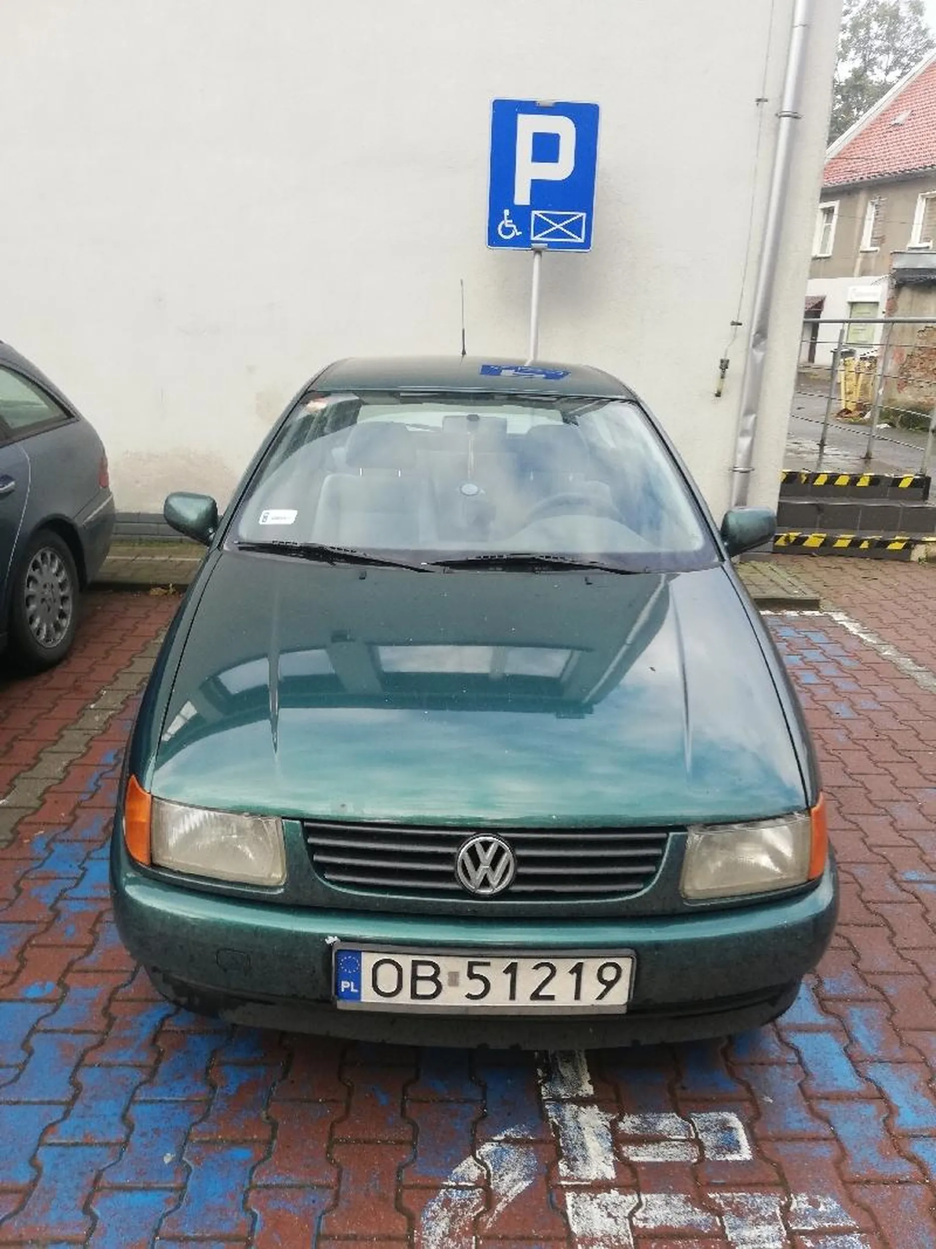 Bez uprawnień parkuje na miejscu dla osób niepełnosprawnych. Czy naprawdę chcesz być na ich miejscu?