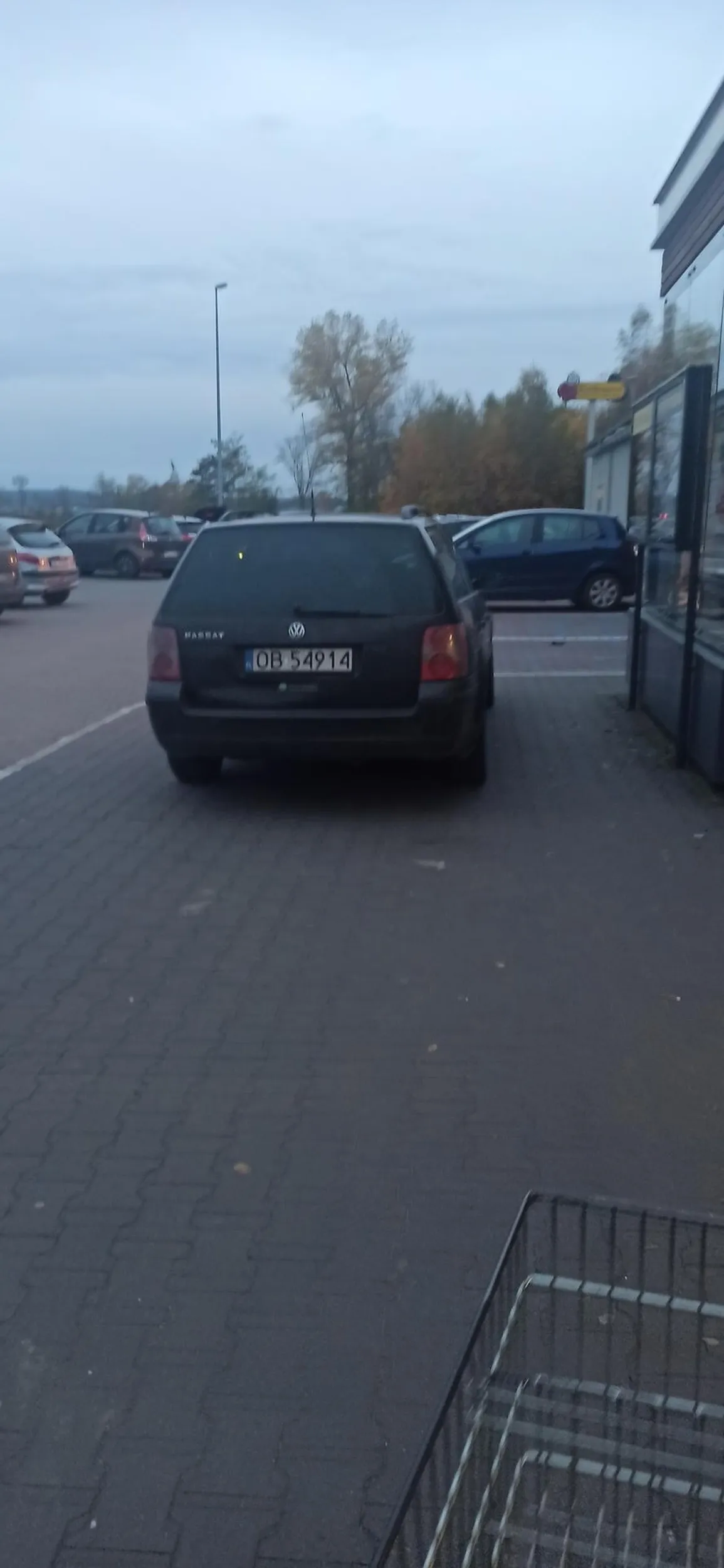 Szkoda, że nie można wjechać do sklepu. Biedronka Syców ul. Kaliska