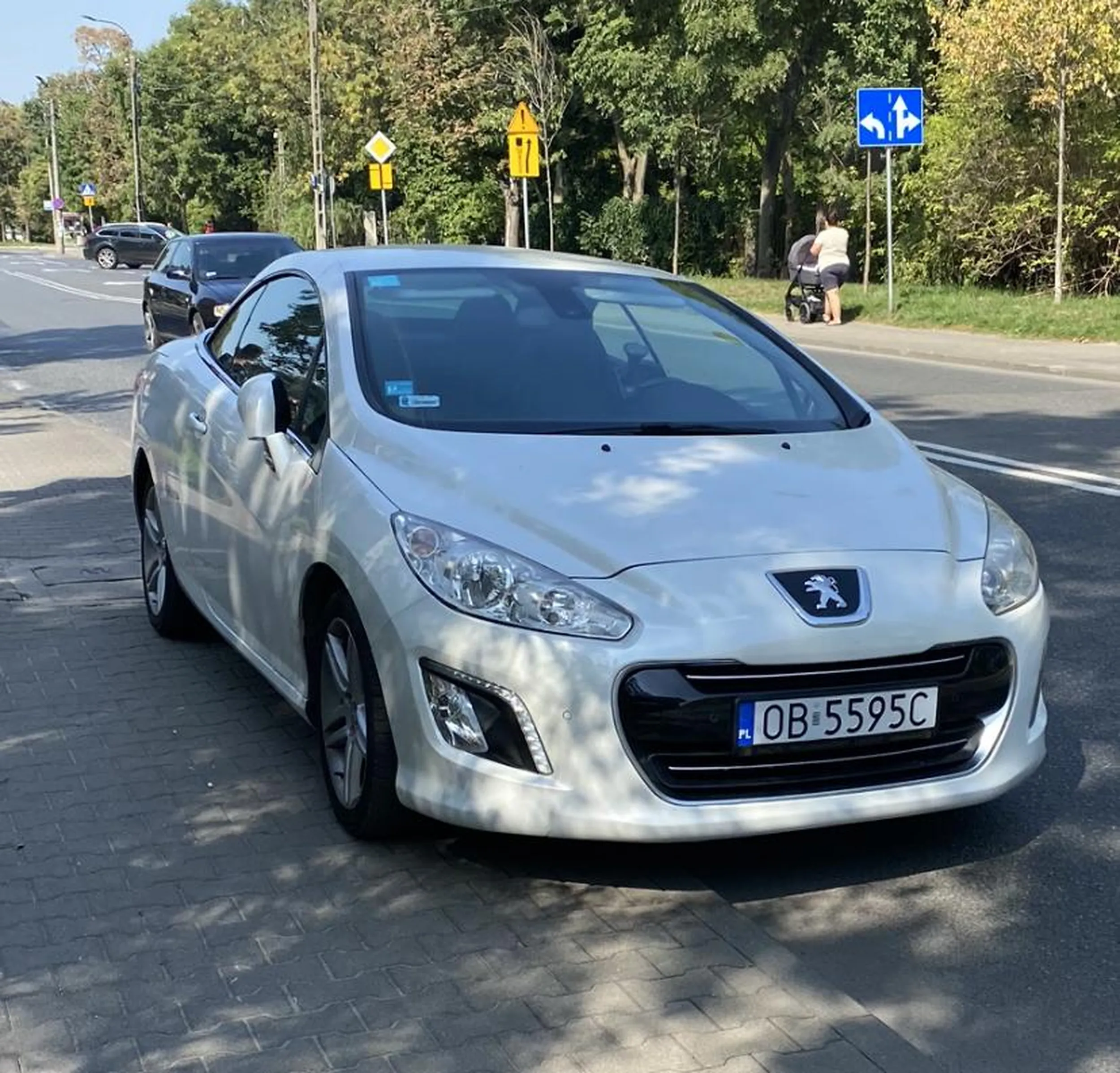 Paniusia zostawia auto na chodniku zaraz przed przystankiem i leci robić zakupy w piekarni To nie twój prywatny parking blondyno