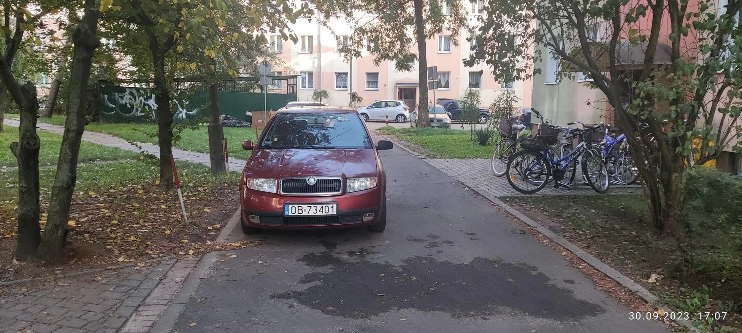 Zaparkował w taki sposób, że uniemożliwił wjazd i wyjazd innym użytkownikom na ul. Sucharskiego 15-17 w Brzegu, robi to regularnie. Zastanawiam się czy to brak umiejętności, złośliwość czy głupota.