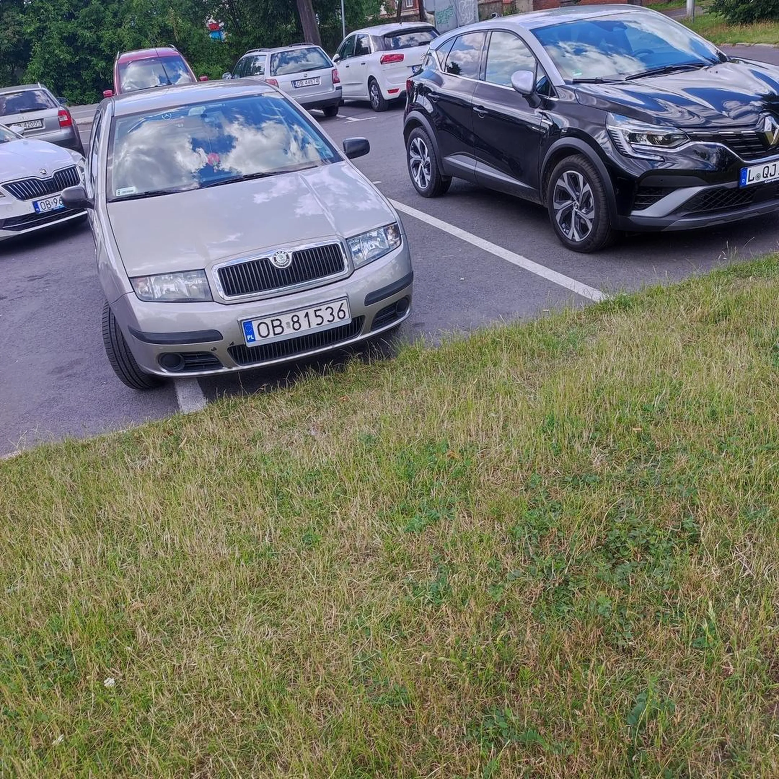 Ciężko z miejscem parkingowym a ta ci*pa zajęła aż dwa. Bravo?