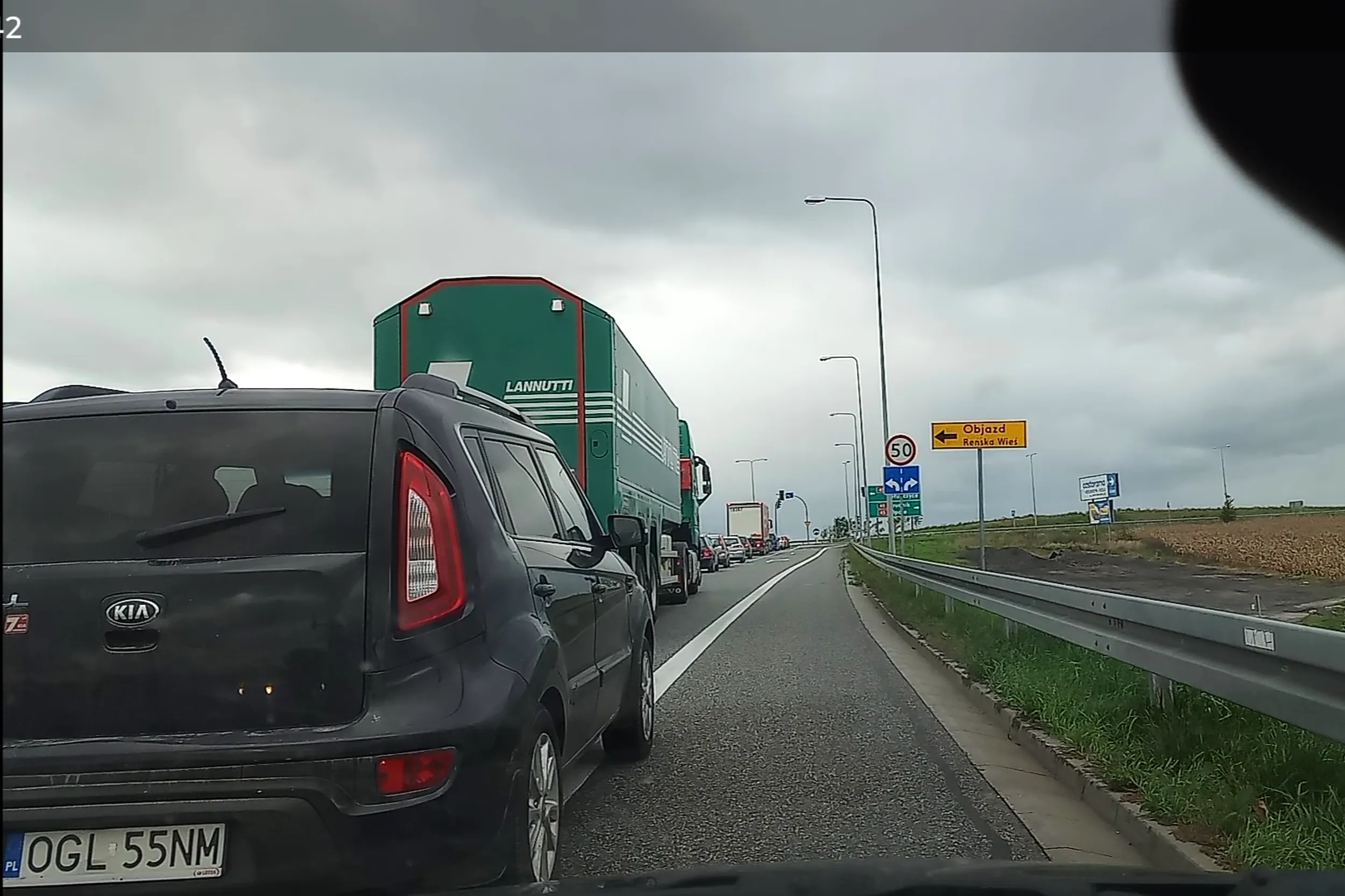 Gratuluję "Pani Szeryf" na głubczyckich blachach, stania na straży sku***syństwa poprzez zablokowanie możliwości  pojazdom skręcającym w prawo,  ominięcia korka jadących w lewo. Życzę szybkiego powrotu karmy.