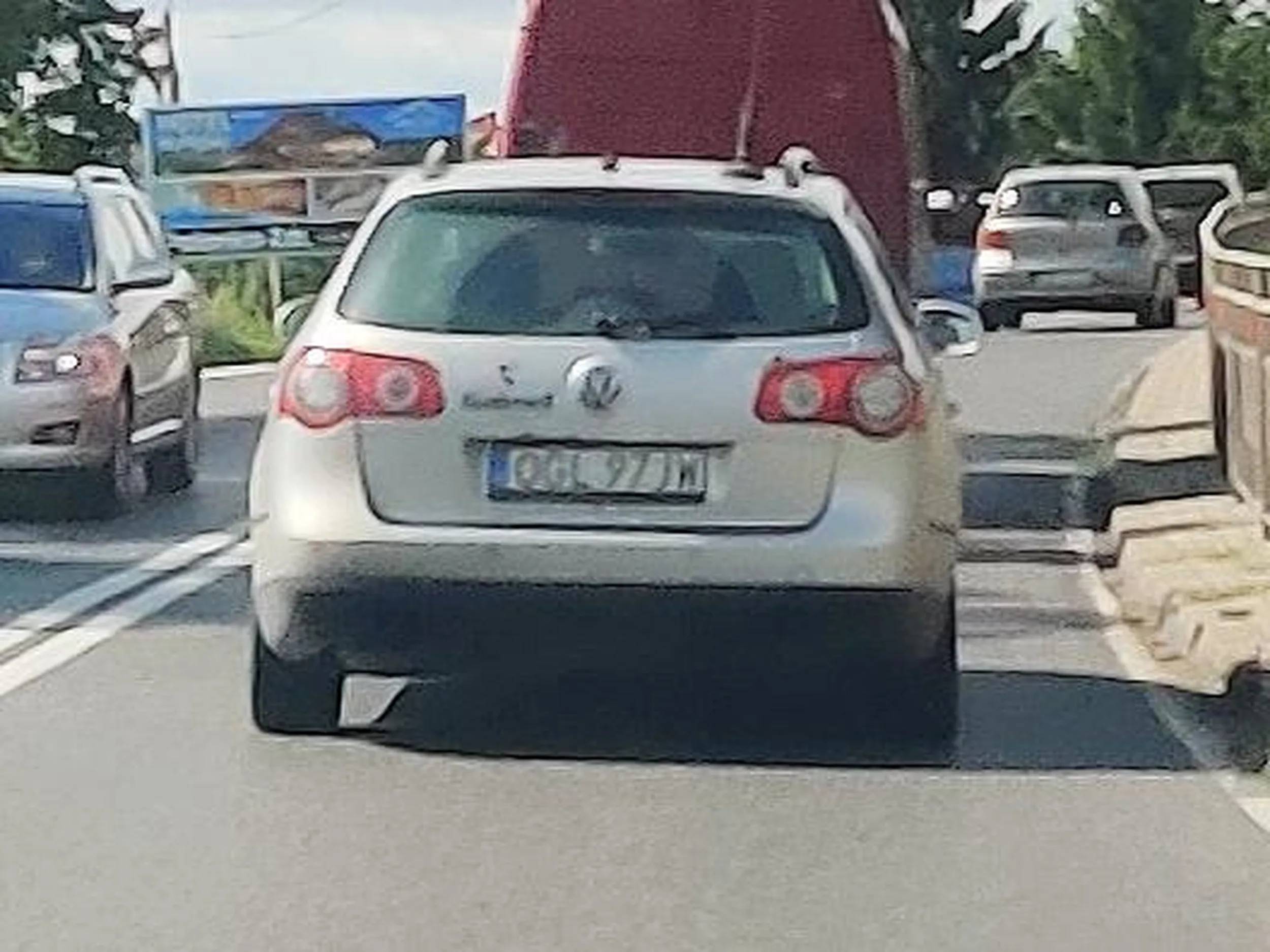 Gościu, weź zrób coś z tym samochodem albo go zezłomuj, nie da się za tobą jechać, kopcisz gorzej niż jelcz a dym gryzie w oczy!