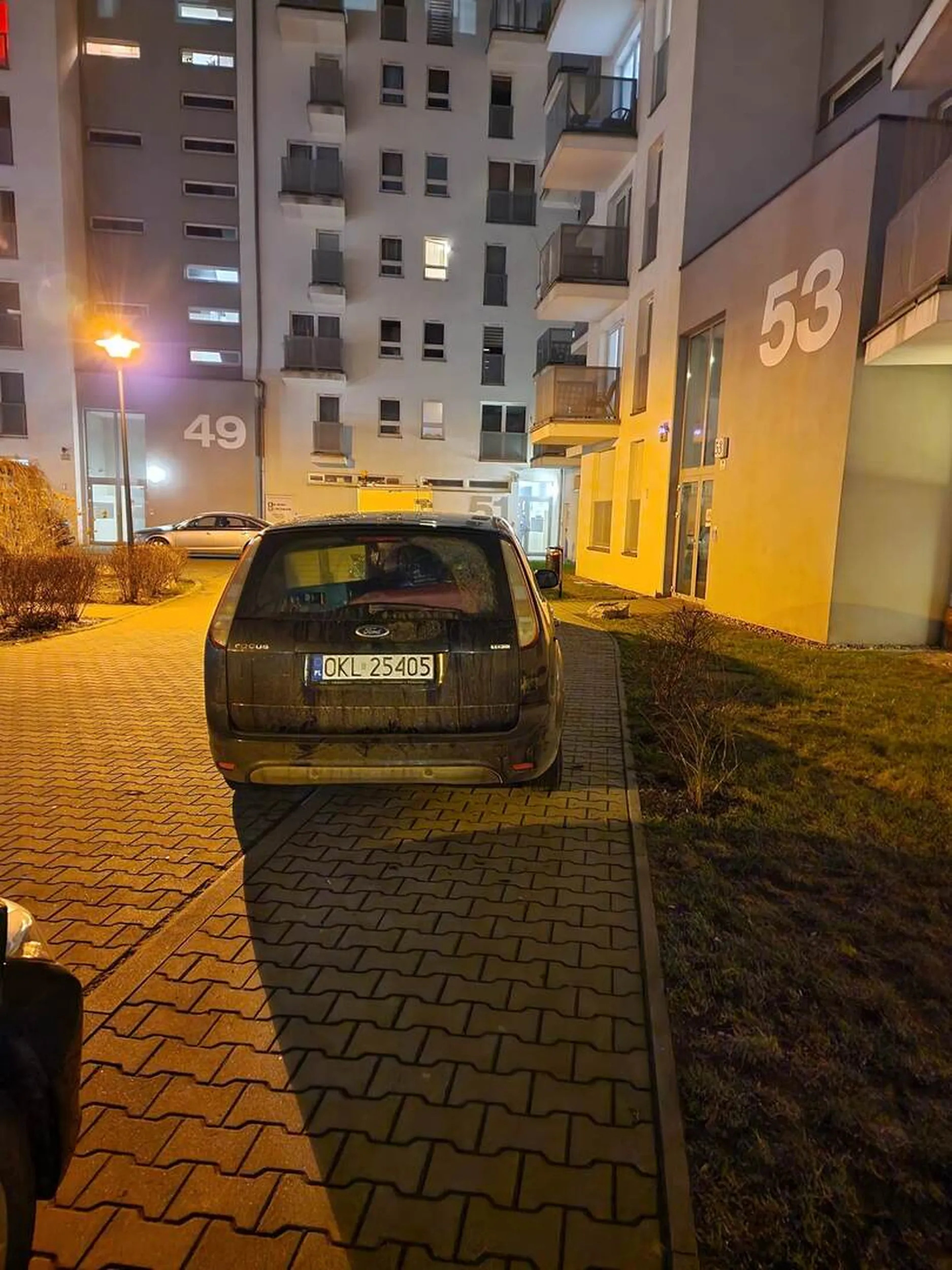 Miejsce na chodniku jak widać nikomu nie jest potrzebne, szczególnie temu znakomitemu kierowcy :)