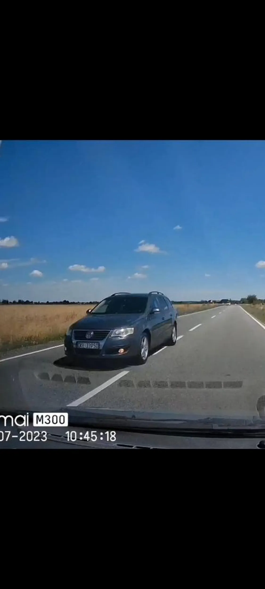 Pajac bawi się telefonem w czasie jazdy przez co mało brakło a miałby z nim czołówkę bo zjechał na mój pas ruchu