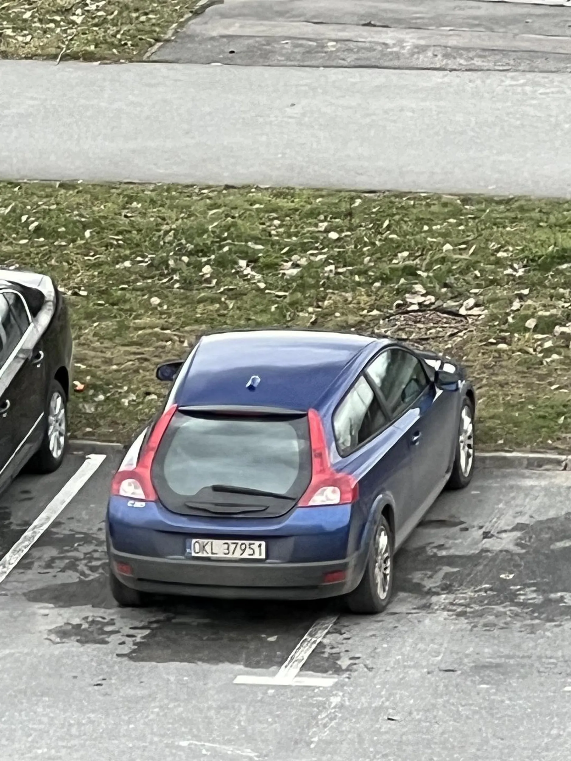 Super parkowanie! Za takie cos powinny byc mandaty!