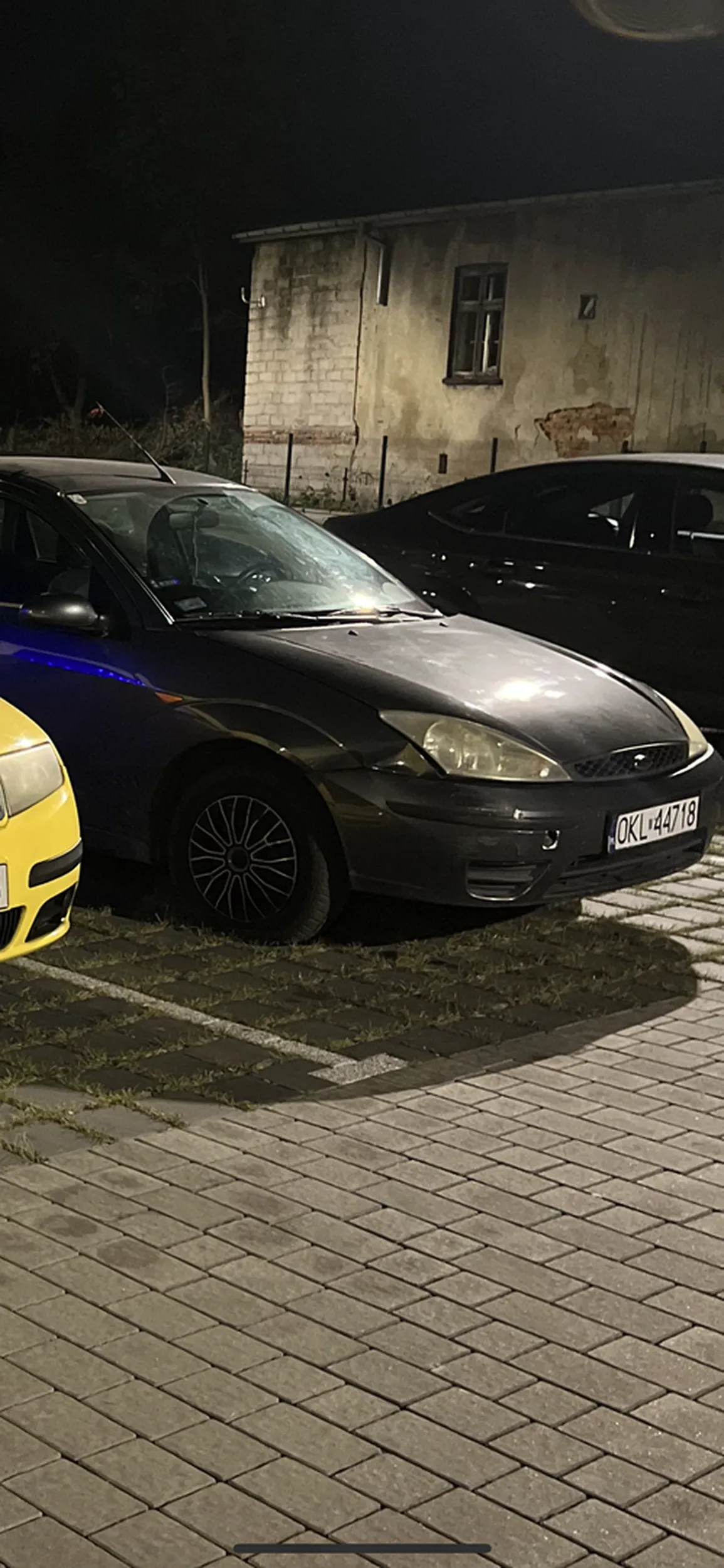 Oblech pierw wysikał się obok swojego Forda po czym wszedł i zaczął się masturbować patrząc na mnie i moją żonę siedzących w samochodzie obok. gdy wyszedłem spisać jego rejestrację spytał się po co mi jego numery po czym uciekł sprawa była zgłaszana na policje