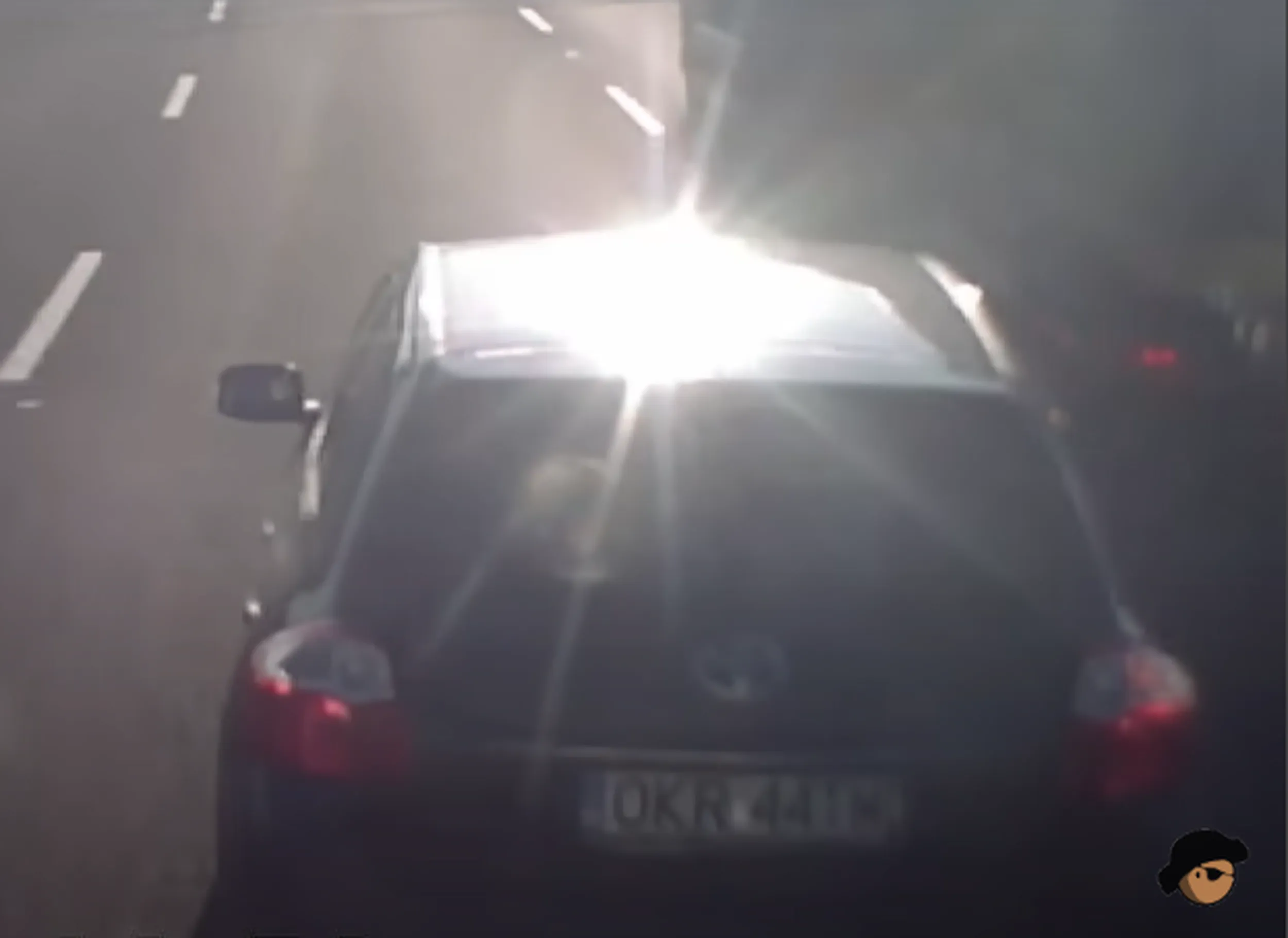 Tępa dzida uszkodziła lusterko i dostała jeszcze mandat i 6 pkt karnych XD