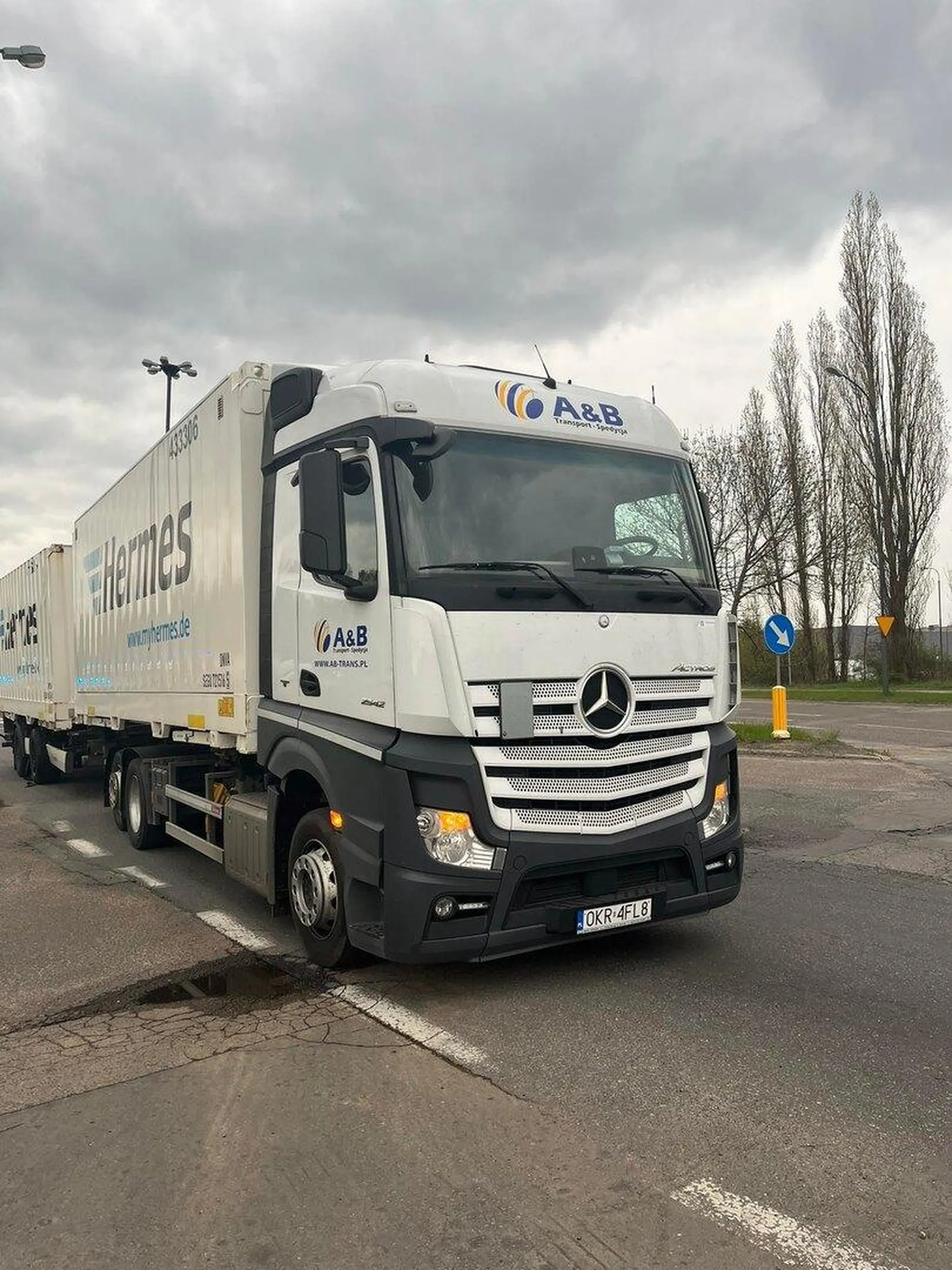 Uwaga, osoba która jeździ tą ciężarówką niebezpiecznie wymusza pierwszeństwo na drodze, następnie nie przyznaje się do winy!