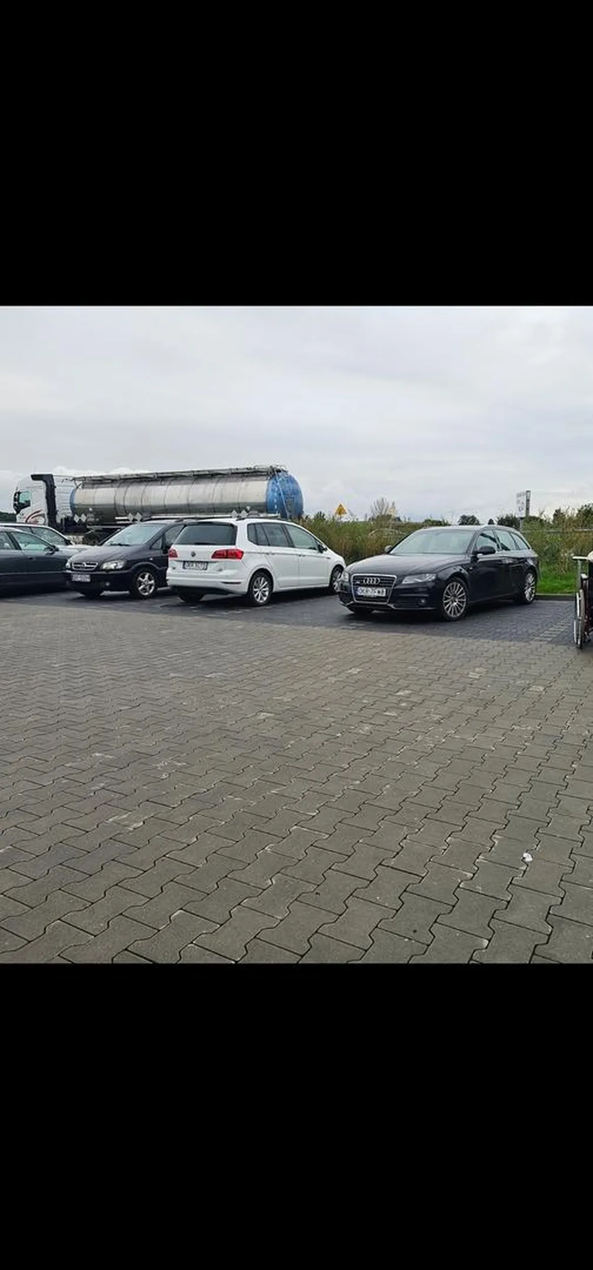 Ameba umysłowa. Kupił samochód wart 20 tysięcy bity z każdej strony i zajmuje 2 miejsca aby nikt nie zarysował.