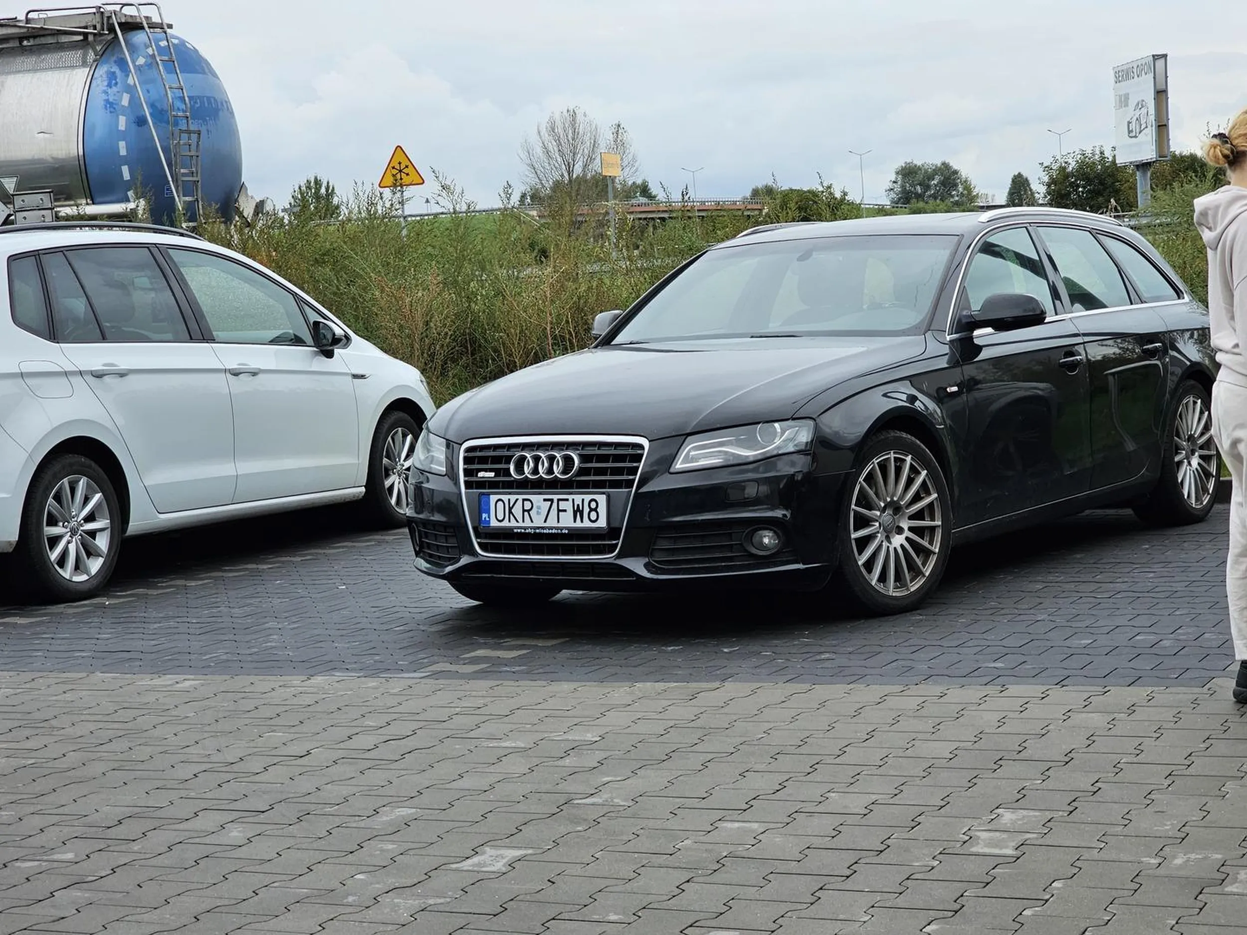 Ameba umysłowa. Kupił samochód wart 20 tysięcy bity z każdej strony i zajmuje 2 miejsca aby nikt nie zarysował.