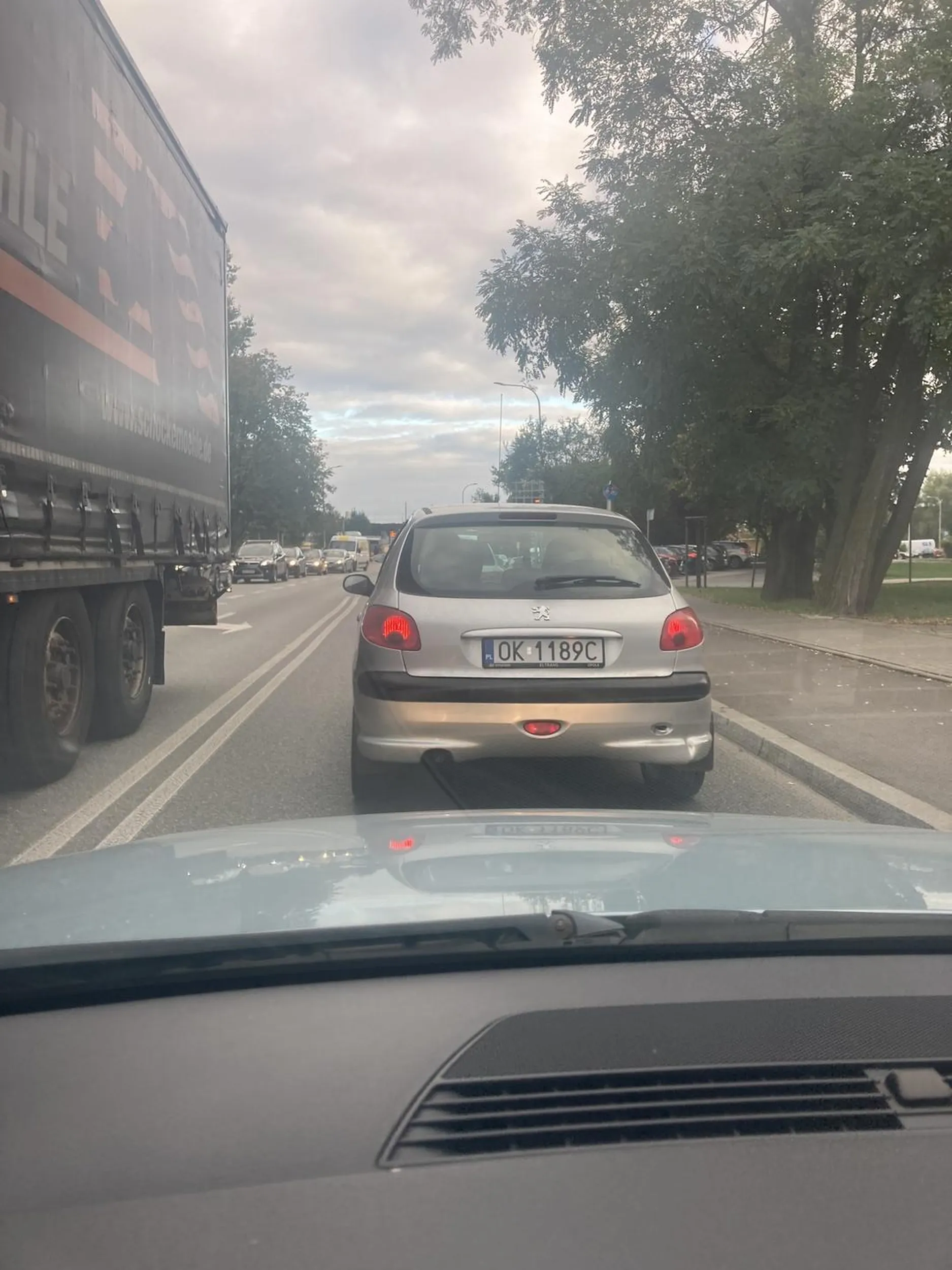 Tępa dzida w idiotycznych okularach nie zna przepisów! Nie chciało się stać w korku to pasem do jazdy na wprost i w ostatnim momencie na żywca wjeżdża przed maskę i skręca w lewo. Ciesz się ze zabrakło mi odwagi i zahamowałem bo inaczej byś zaćwierkała… P.s zdjęcie już po akcji…