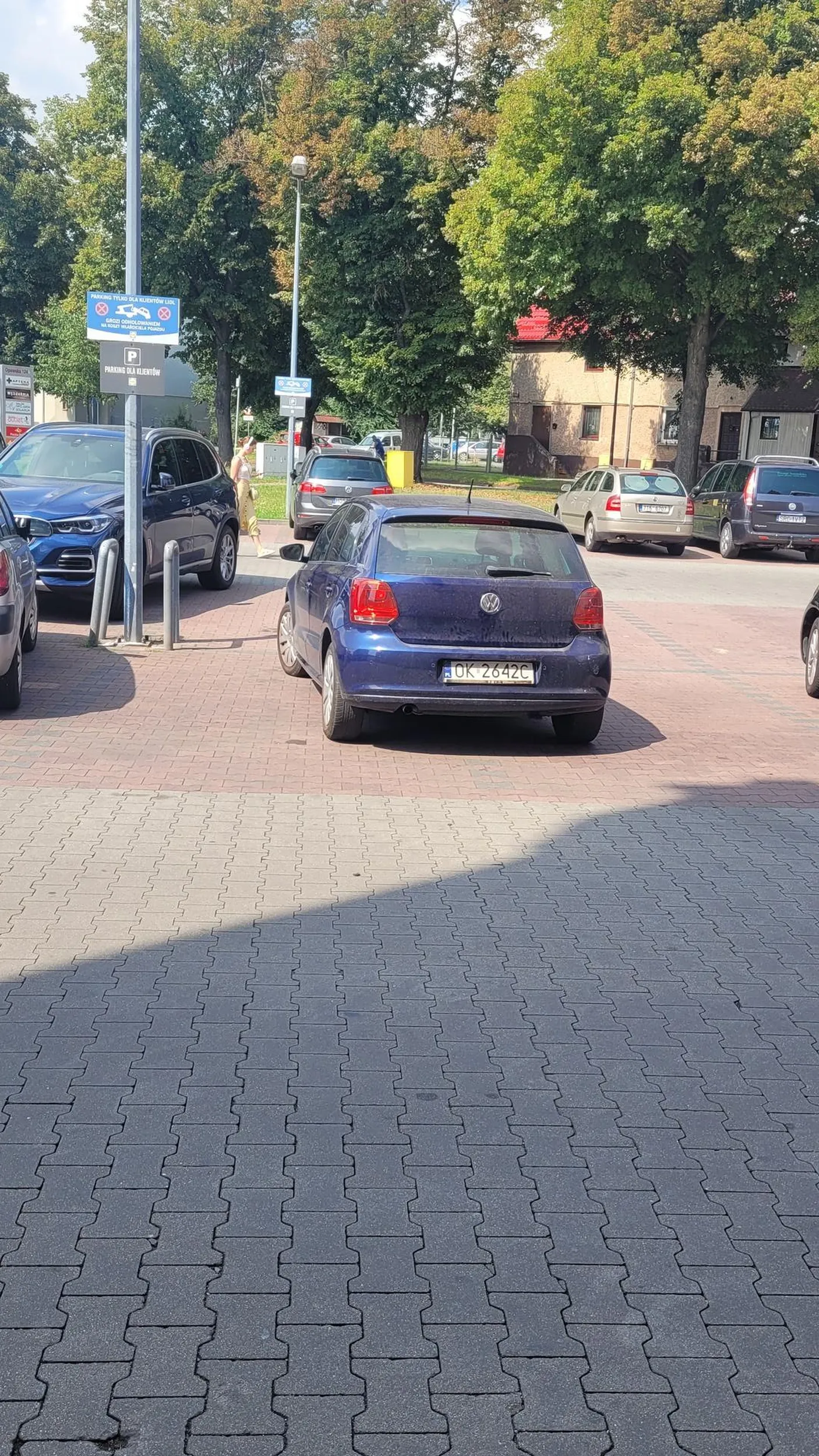 Prawo jazdy może i ma, ale parkowanie zdane za masło chyba. Karny k*tas dla mistrza!