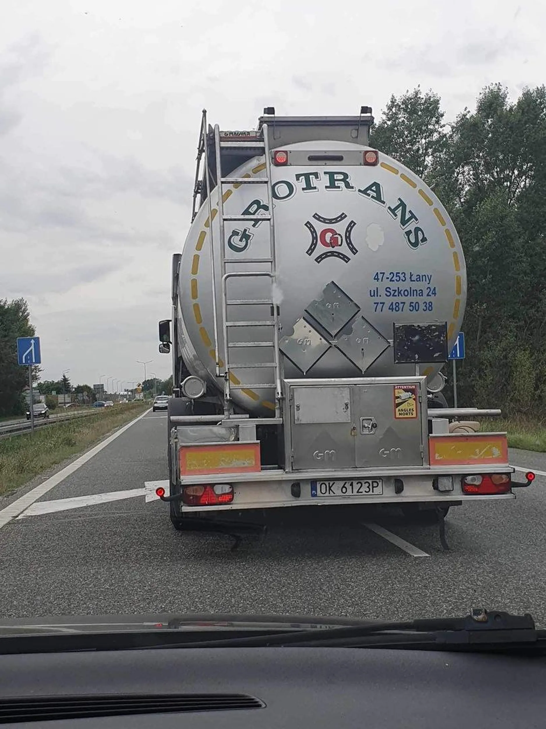 Blokuje dwa pasy ruchu, zachowuje się jak pajac, nie dając przejechać innym samochodom.