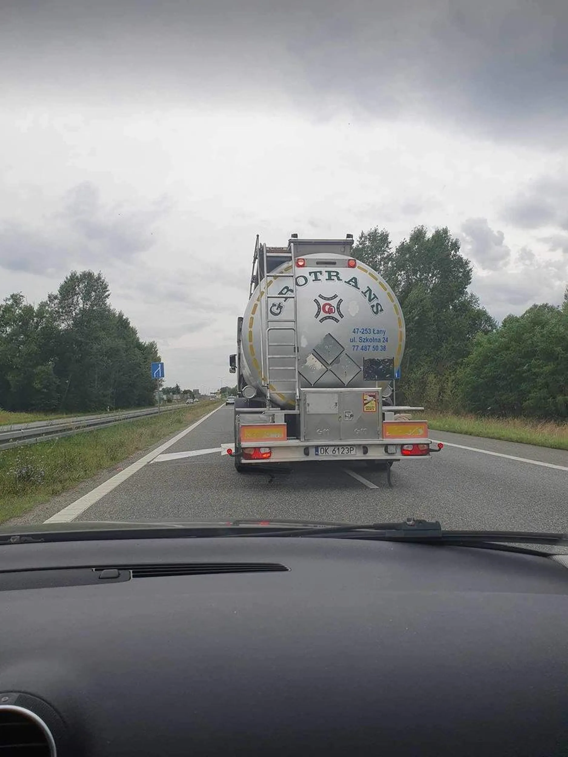 Blokuje dwa pasy ruchu, zachowuje się jak pajac, nie dając przejechać innym samochodom.