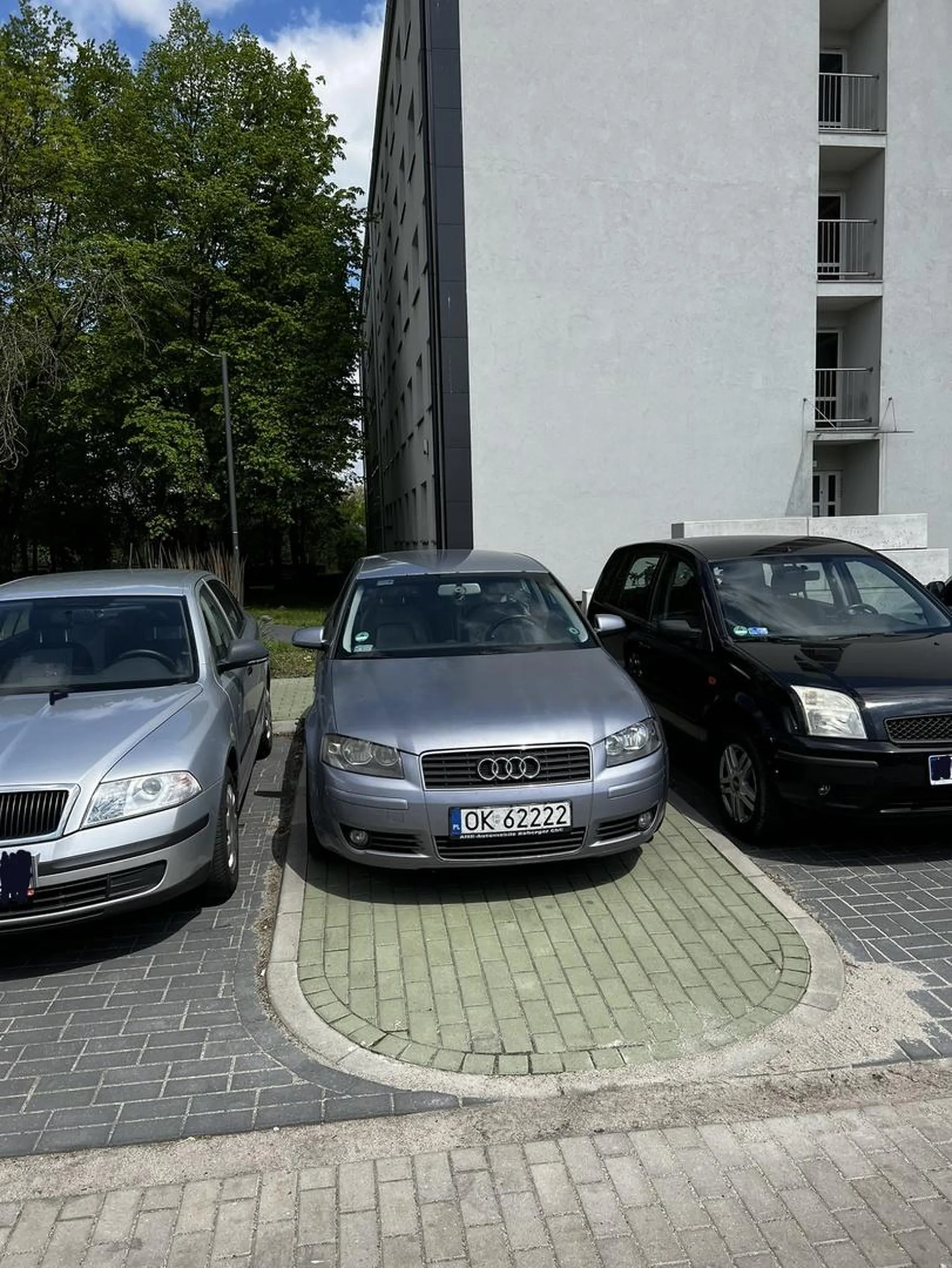 Przygłup przyjechał swoim złomem do miasta. Jakie auto taki kierowca