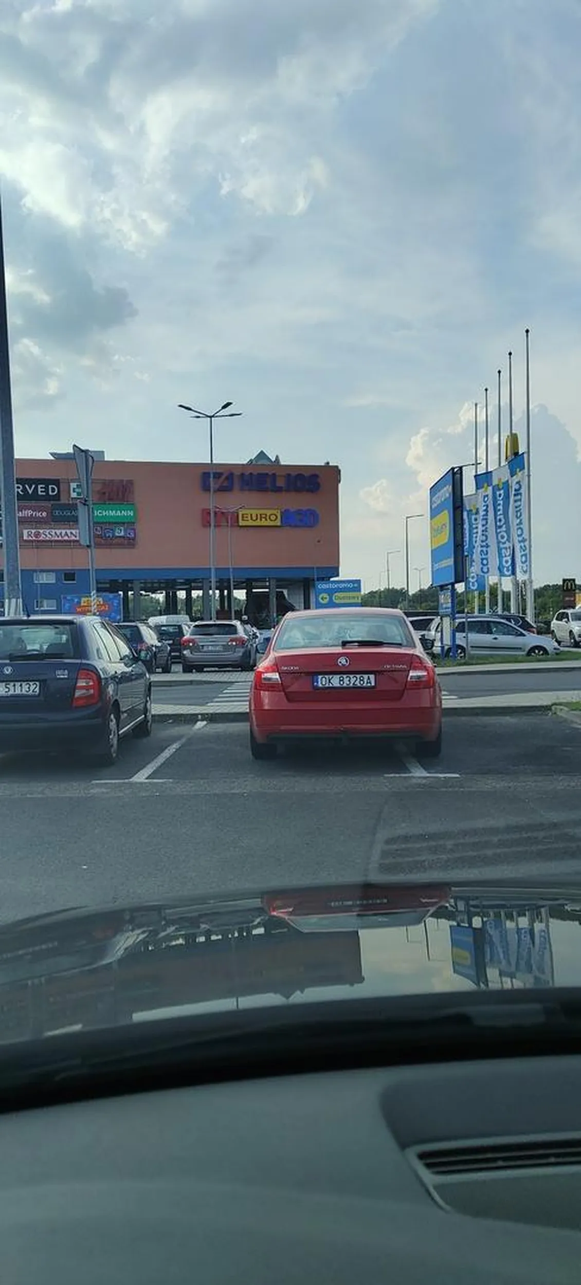 Brak jakiego kolwiek miejsca parkingowego pod Castorama w K-K, przez takiego matoła jak ten.
