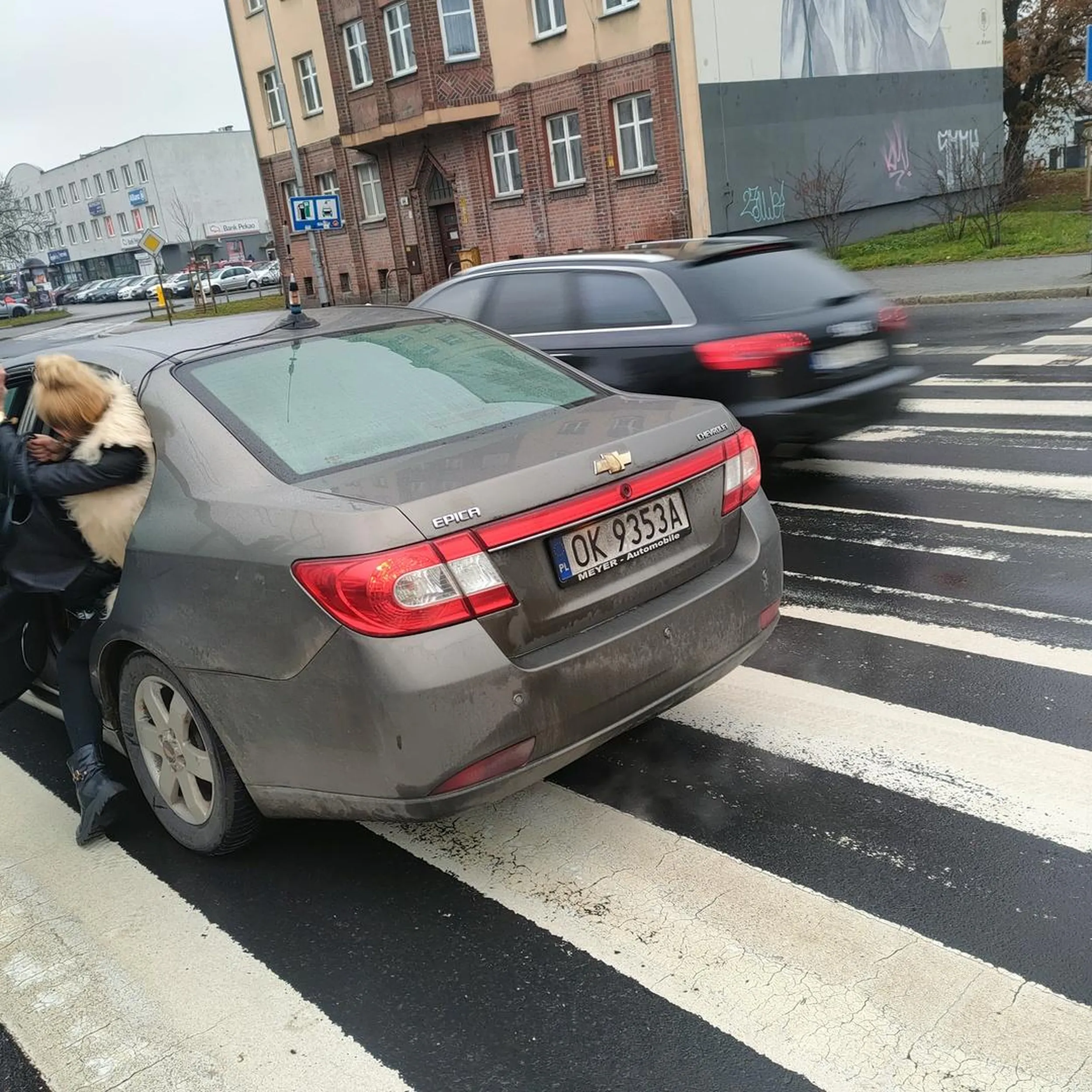 Kobieta wsiadając do samochodu (na pasach 3 pasmowej drogi) wyrzuciła śmieci do parku w centrum Wrocławia