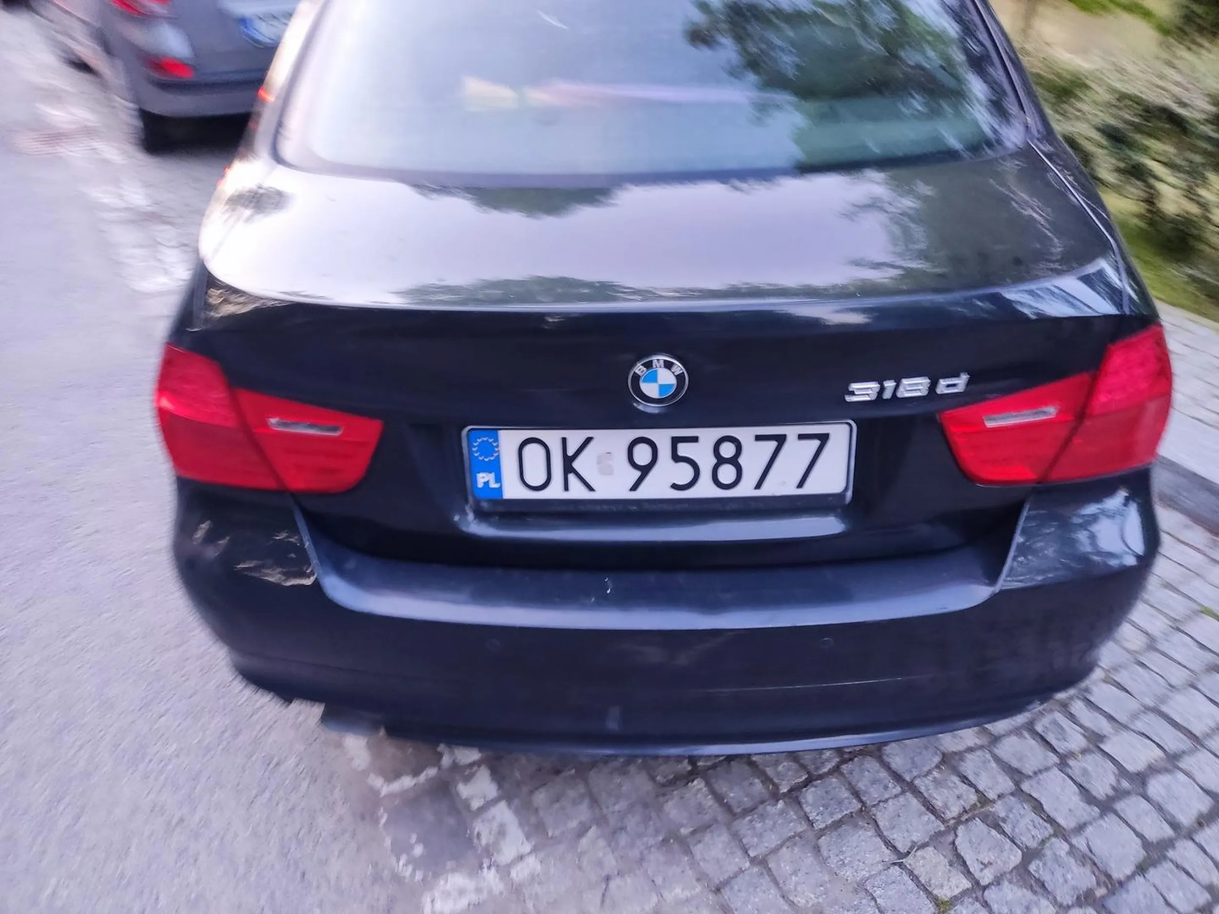 Blokuje całe przejście dla pieszych.