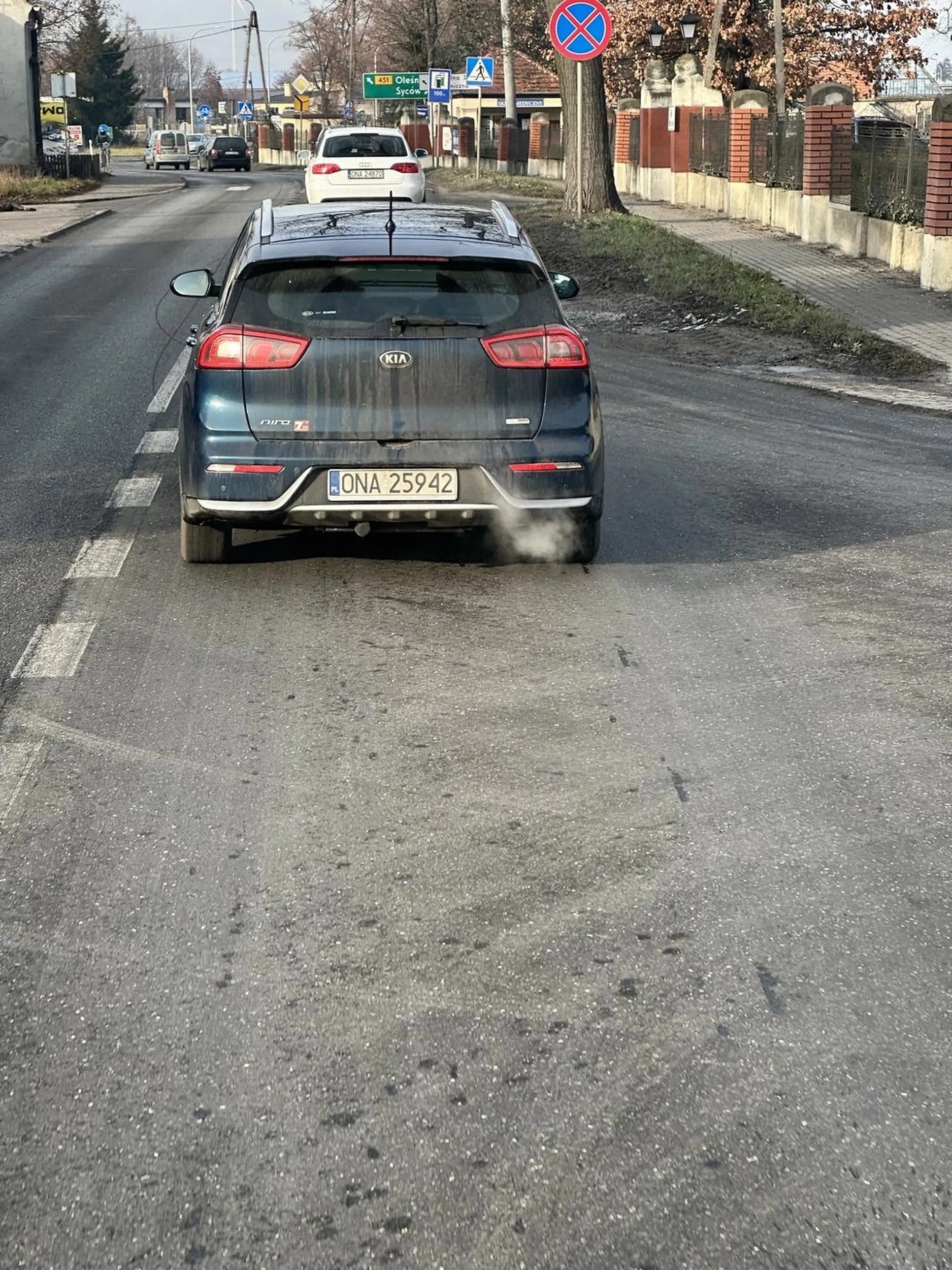 Baba nie dość że wymusiła pierwszeństwo to jechała jak babcia 20km/h