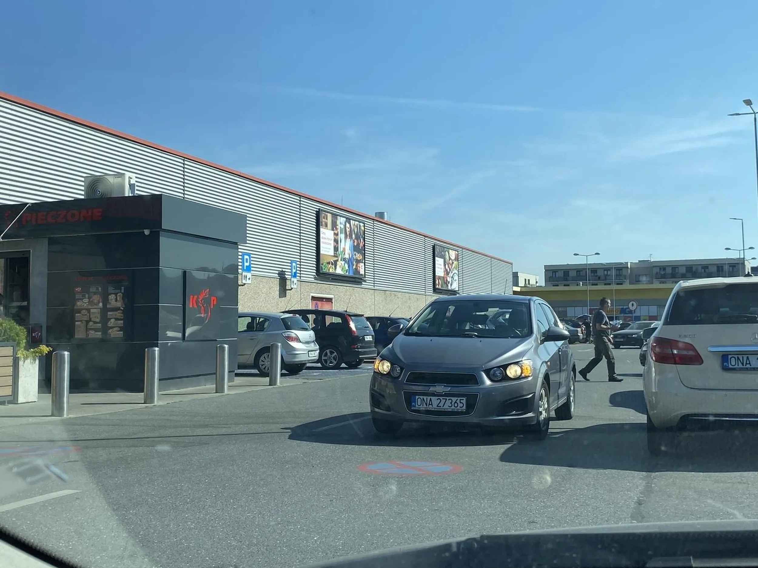 Miejsca na parkingu pełno tylko pani nie chciało się iść tak daleko po kurczaczka wiec standard awaryjne