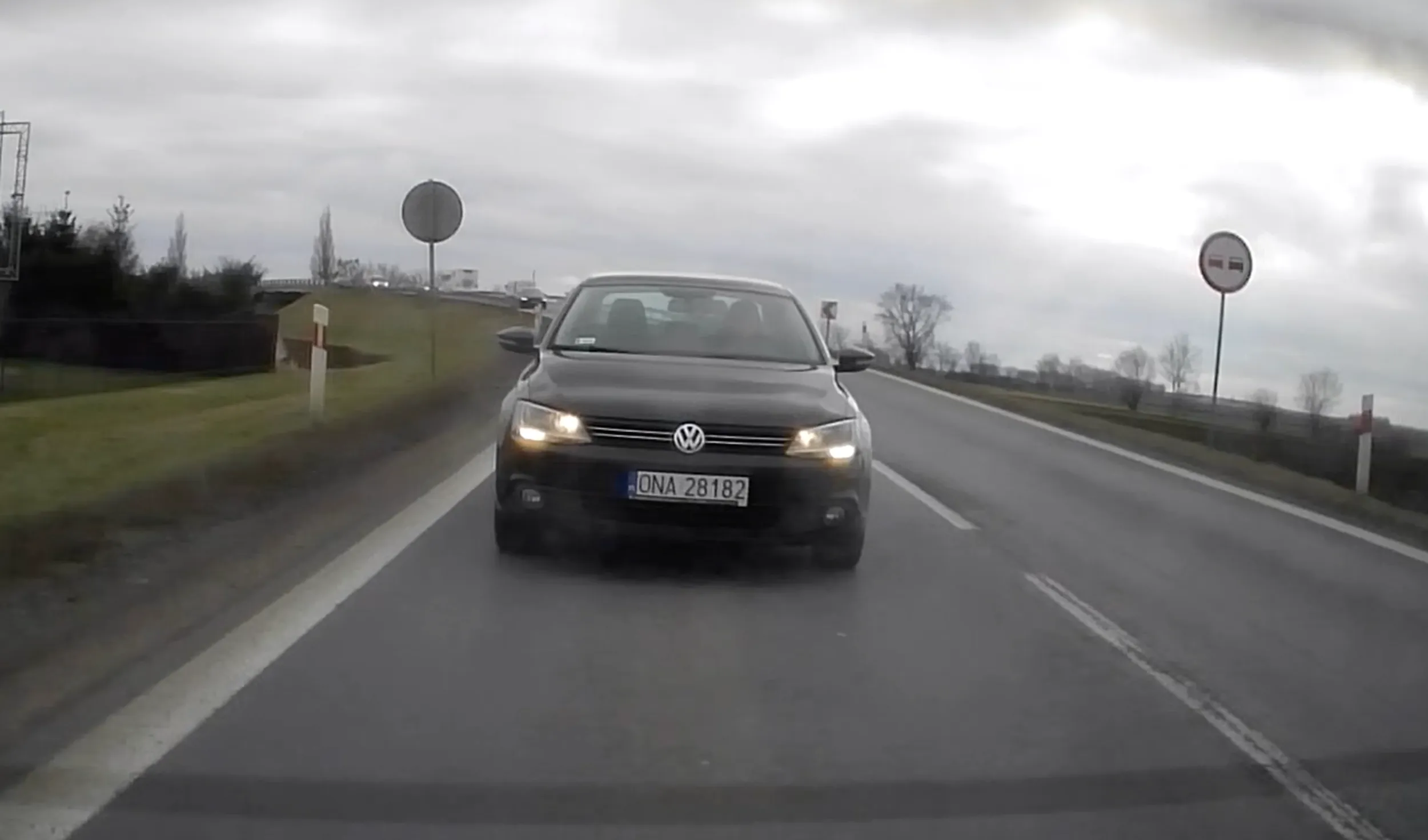 Nie ma czym a jedzie i zajeżdża drogę przy wyprzedaniu, a jak się go wyprzedzi, to miga jak d**** za każdym razem jak uda mu się ciebie dogonić. Nie polecam użytkownika prawa jazdy