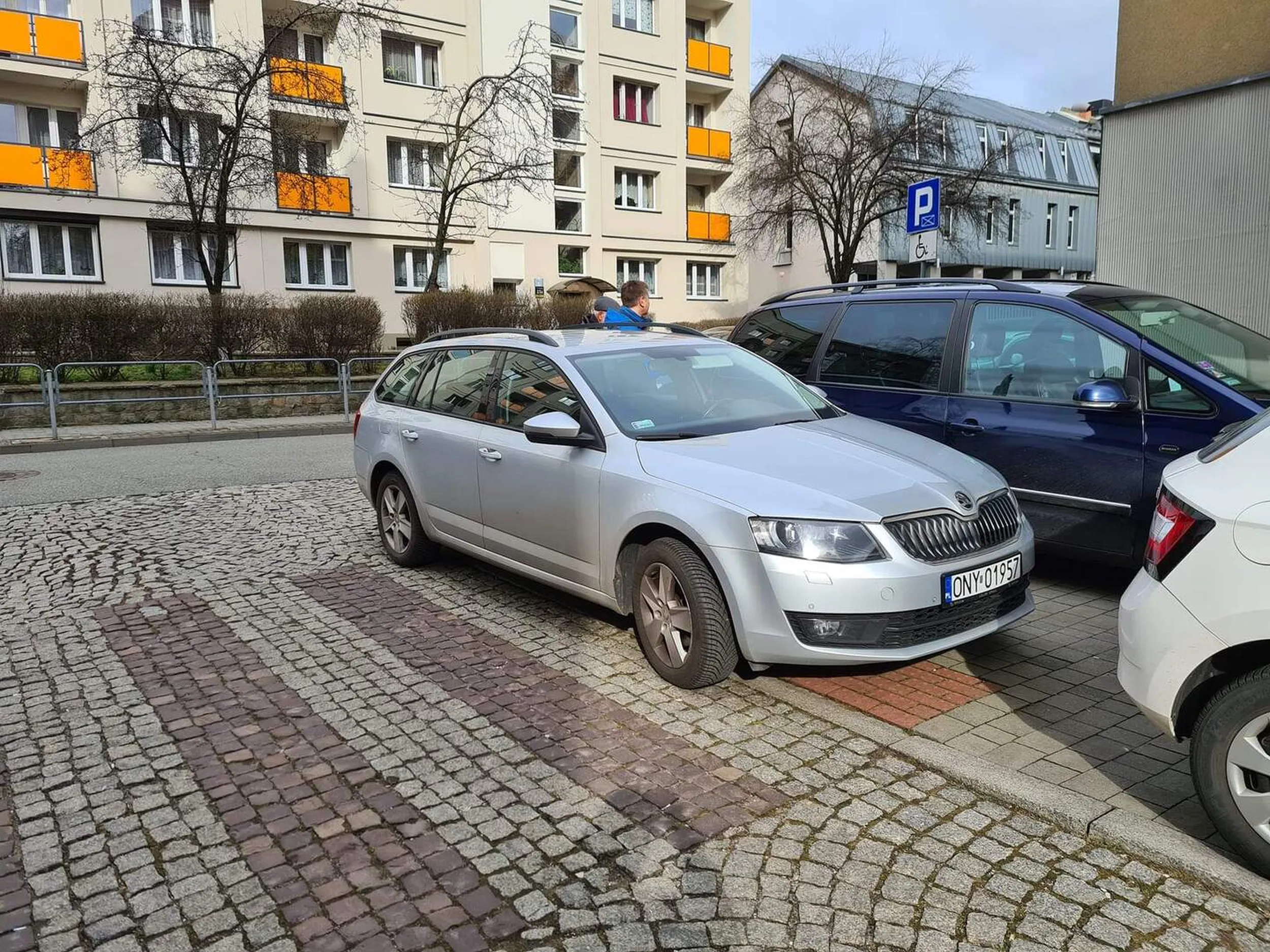 Łeb parkuje na przejściu dla pieszych.