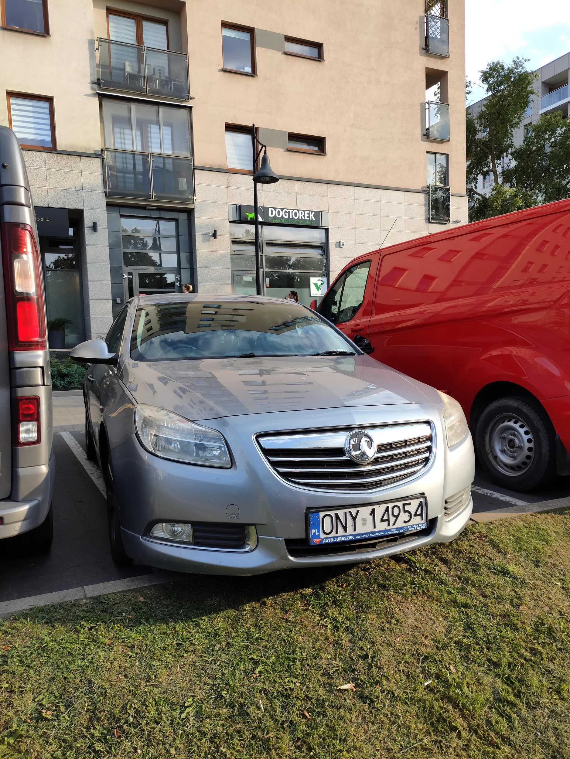 Parkować nie nauczyli. Samochód cały obity (brak wkładu w lusterku). Parkuję w poprzek, że nie da się zmieścić pod blokiem, ani po jego prawej ani po jego lewej stronie. Buras myślący tylko o sobie