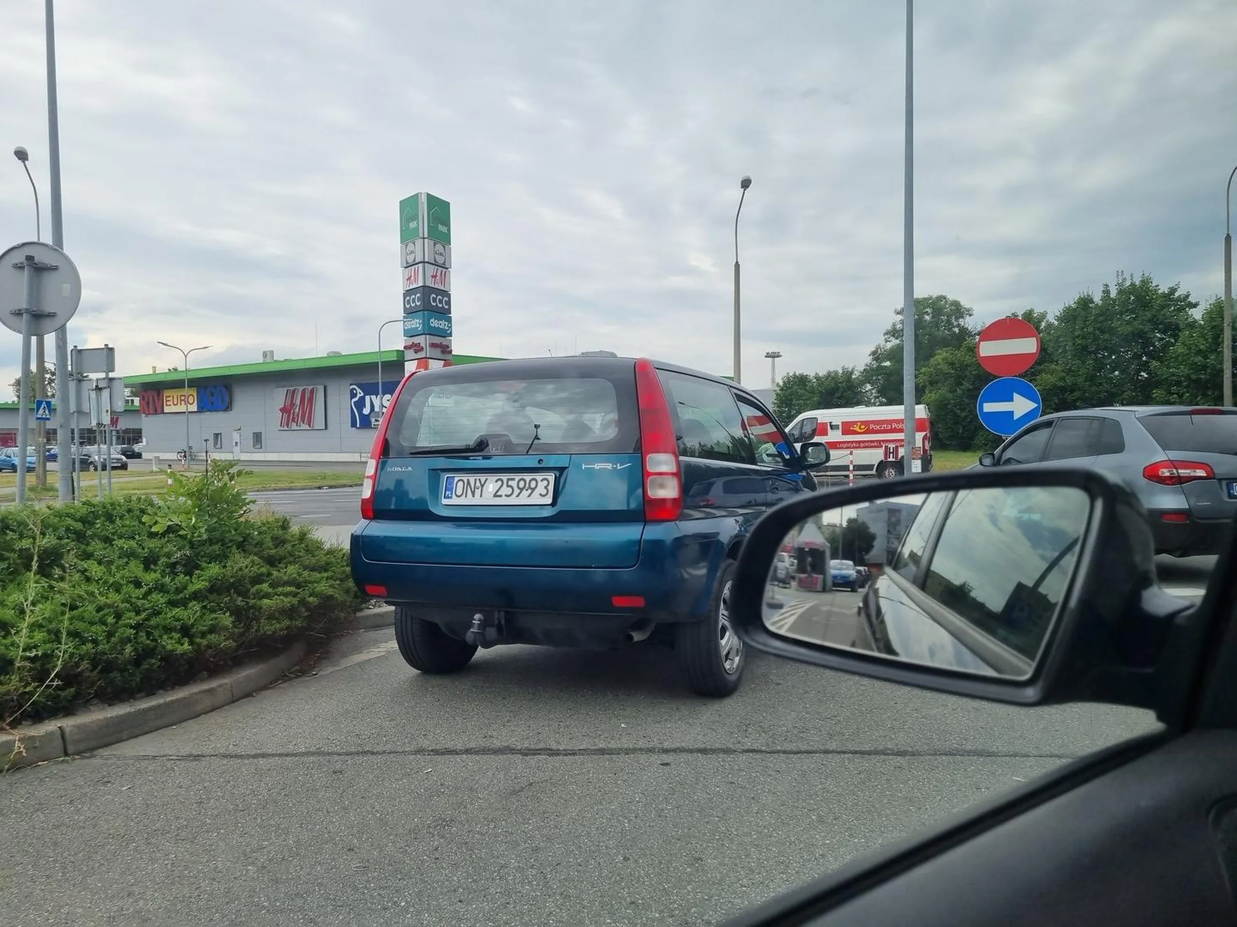 Kolejny jełop beż szkoły, bo ciężko zaparkować normalnie..